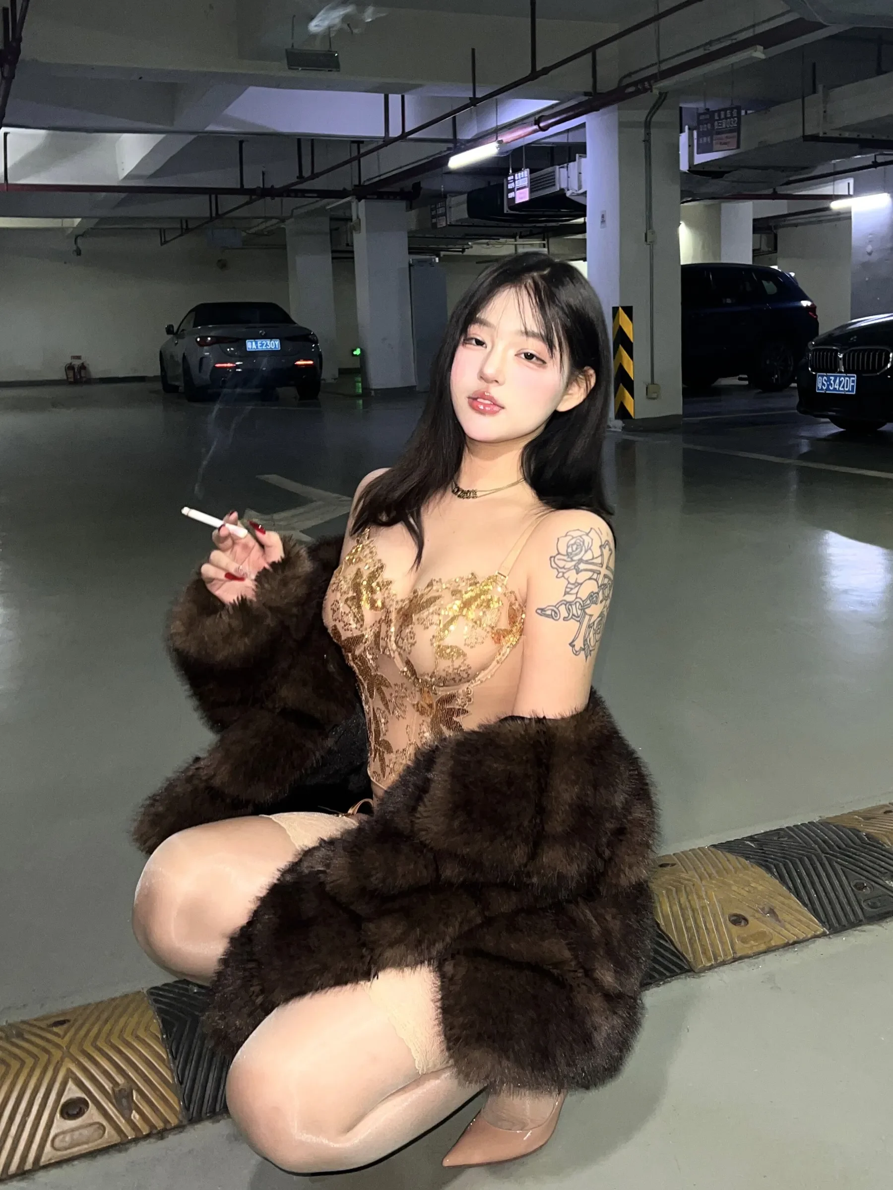 小u优优子 – 貂皮大衣 [50P] - 秀人网免费无水印在线套图写真