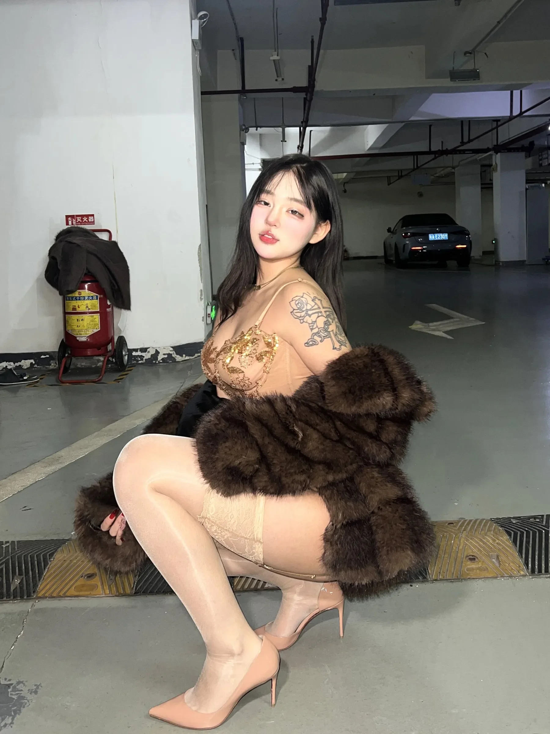 小u优优子 – 貂皮大衣 [50P] - 秀人网免费无水印在线套图写真