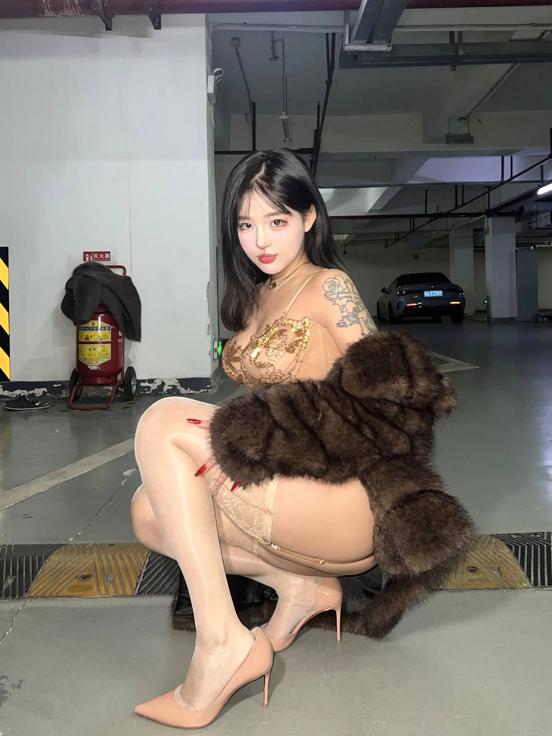 小u优优子 – 貂皮大衣 [50P] - 秀人网免费无水印在线套图写真