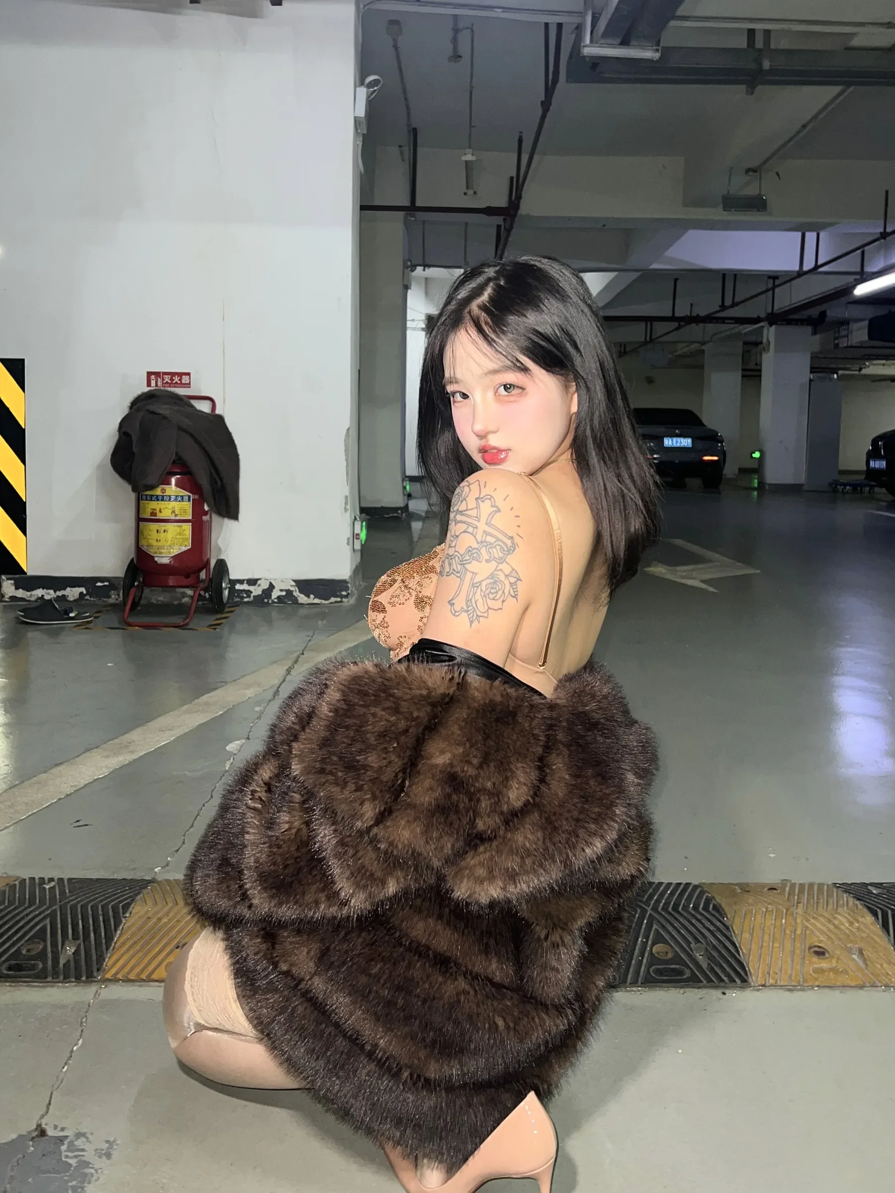 小u优优子 – 貂皮大衣 [50P] - 秀人网免费无水印在线套图写真