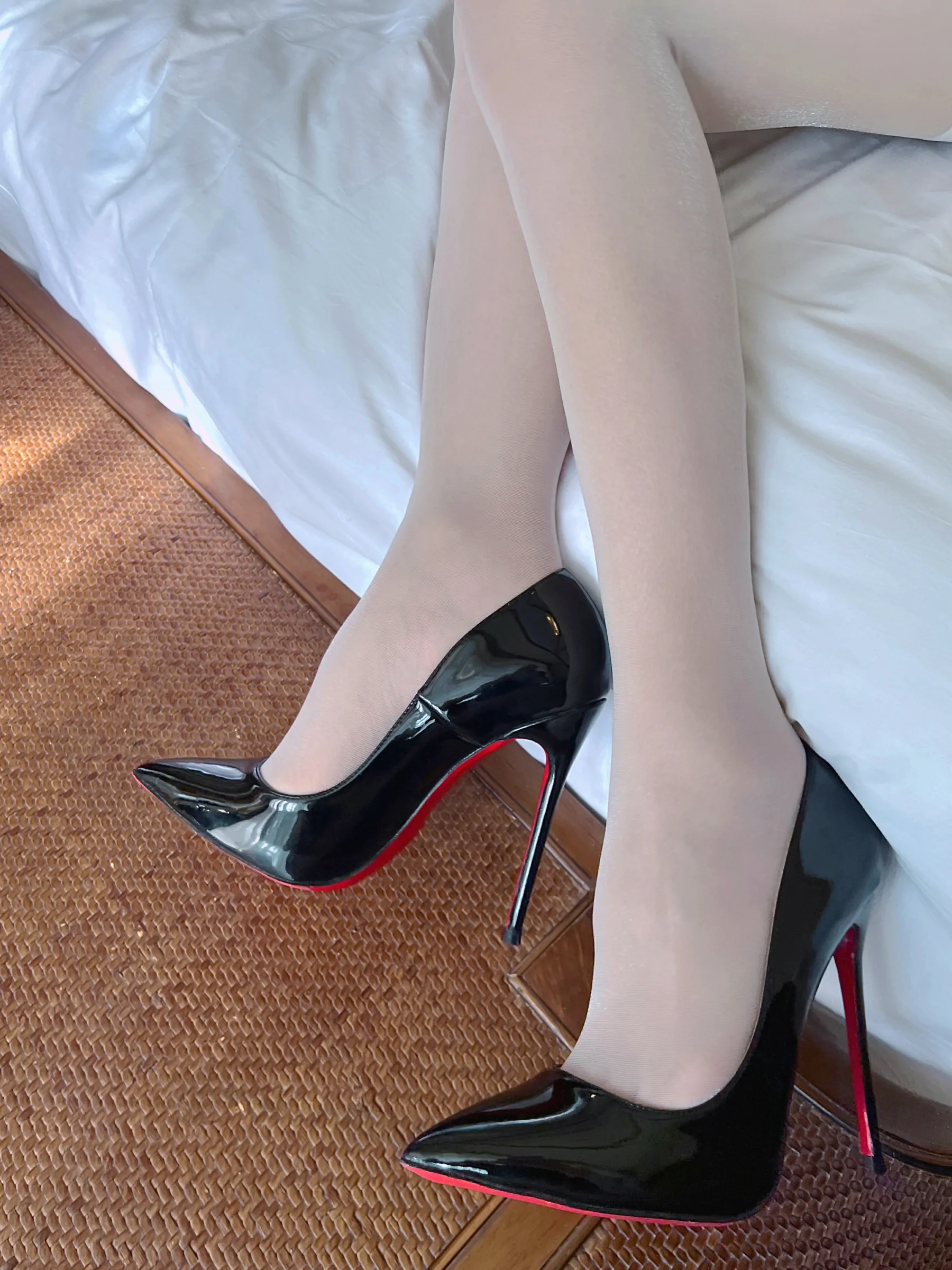 王馨瑶yanni – 微密圈套图修女 [26P] - 秀人网免费无水印在线套图写真