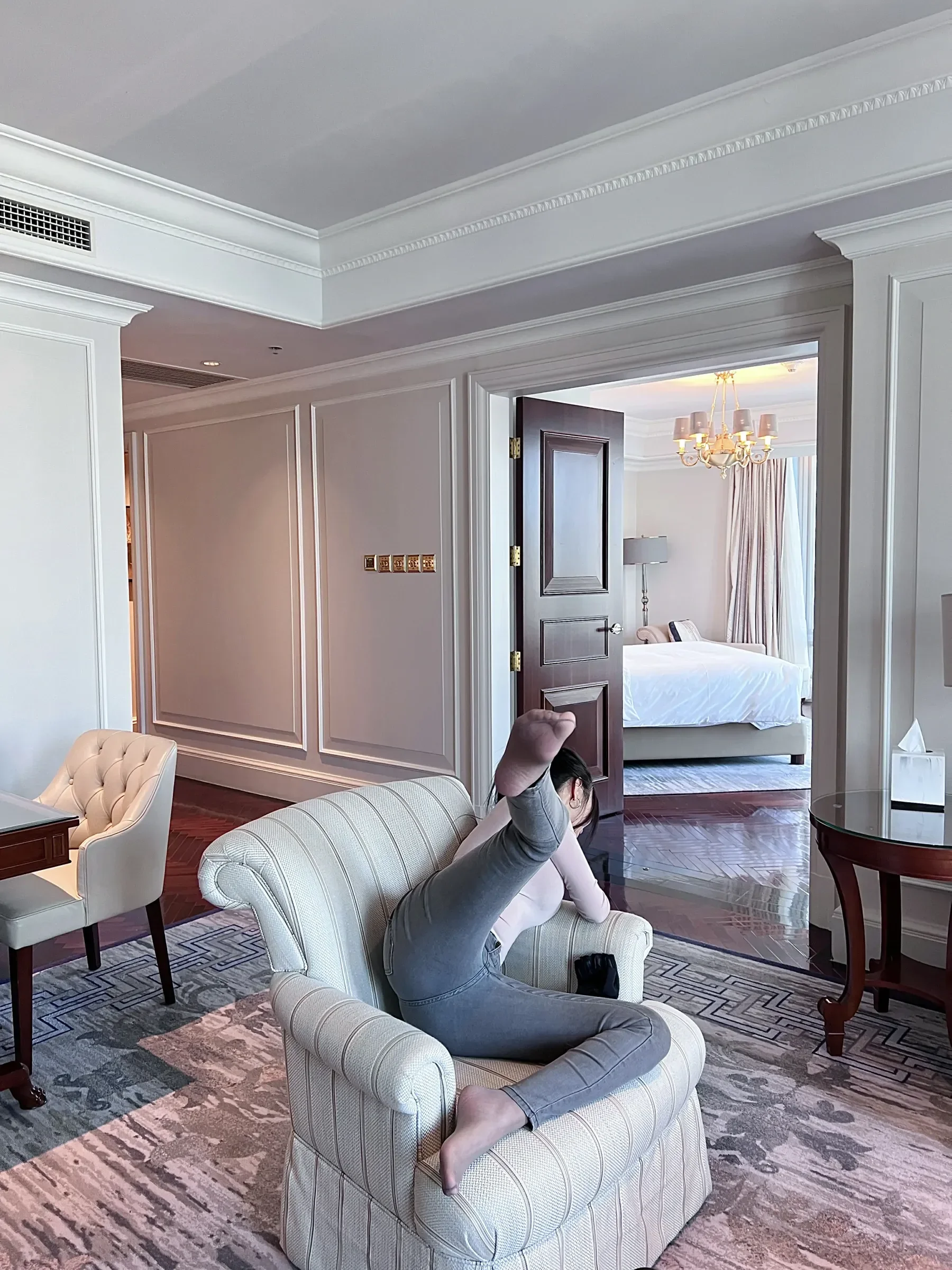 王馨瑶yanni – 微密圈写真灰色紧身牛仔裤 [22P] - 秀人网免费无水印在线套图写真