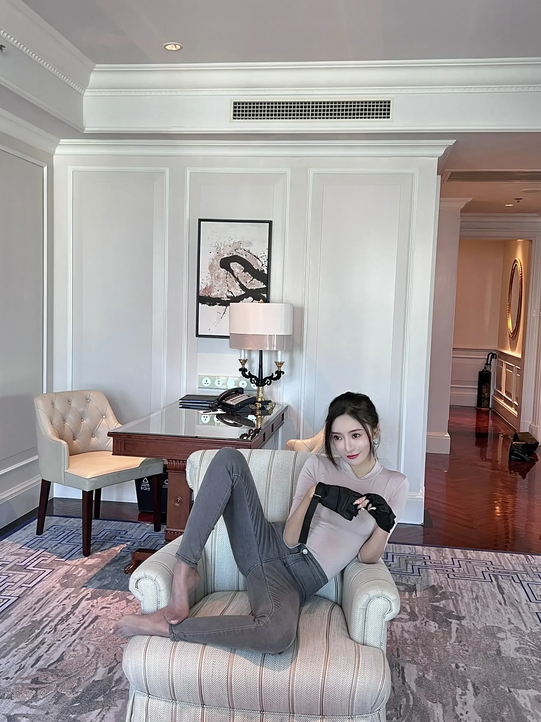 王馨瑶yanni – 微密圈写真灰色紧身牛仔裤 [22P] - 秀人网免费无水印在线套图写真