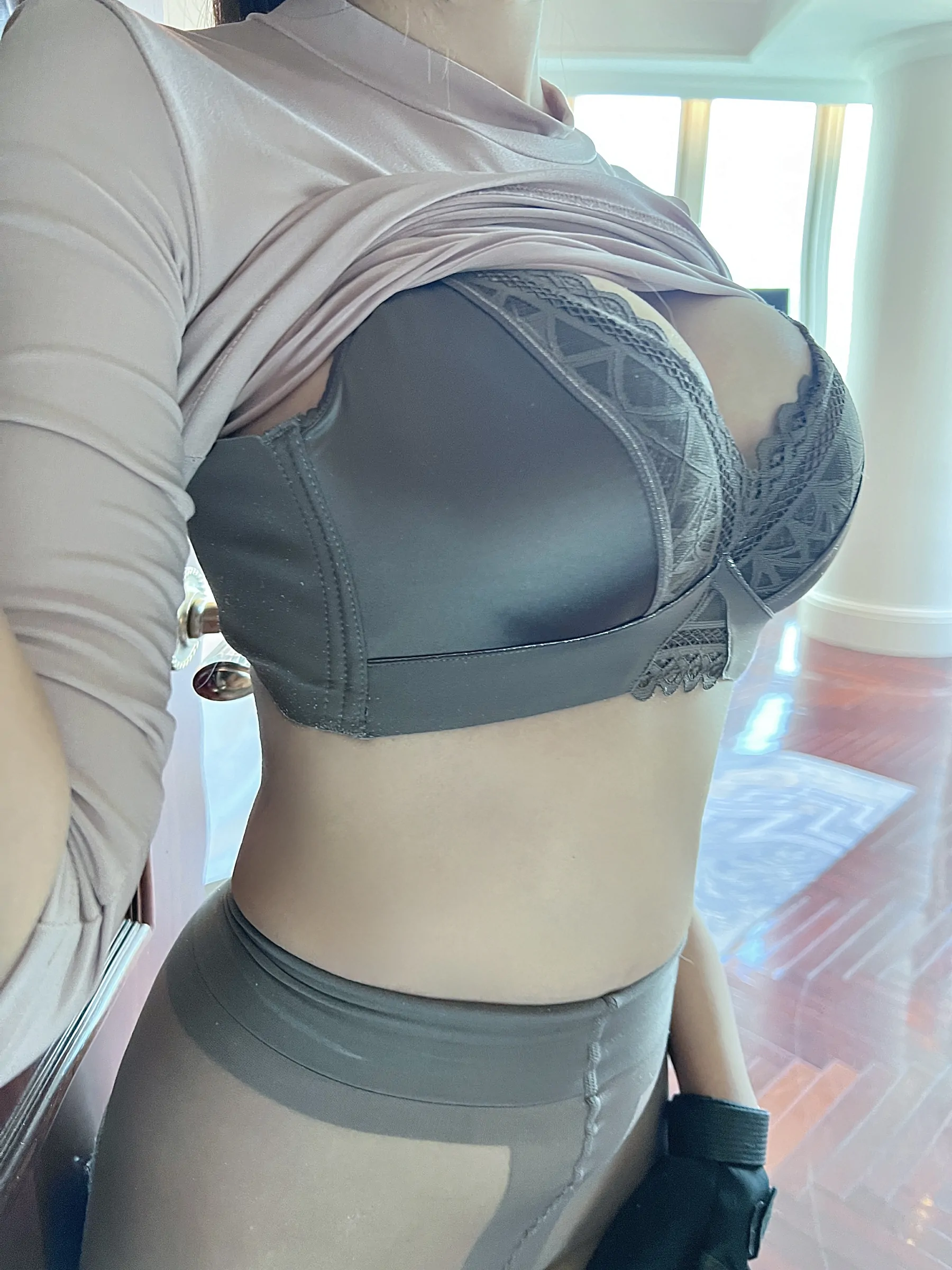 王馨瑶yanni – 微密圈写真灰色紧身牛仔裤 [22P] - 秀人网免费无水印在线套图写真