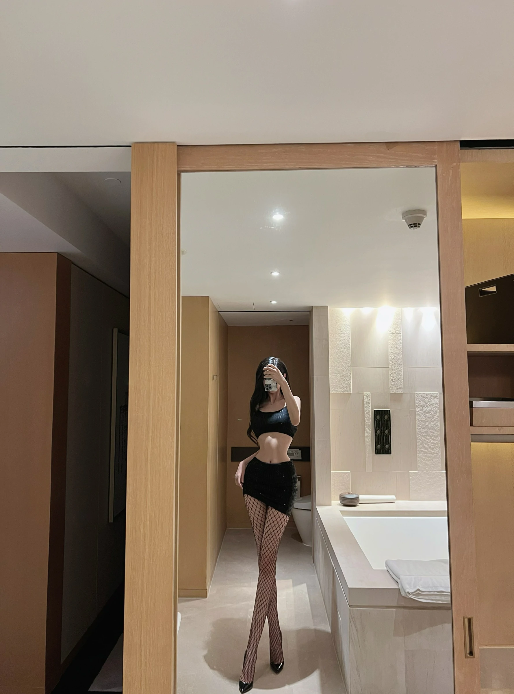 葛征GEZHENG – 黑si网洞袜加超好看抹胸装 [23P] - 秀人网免费无水印在线套图写真