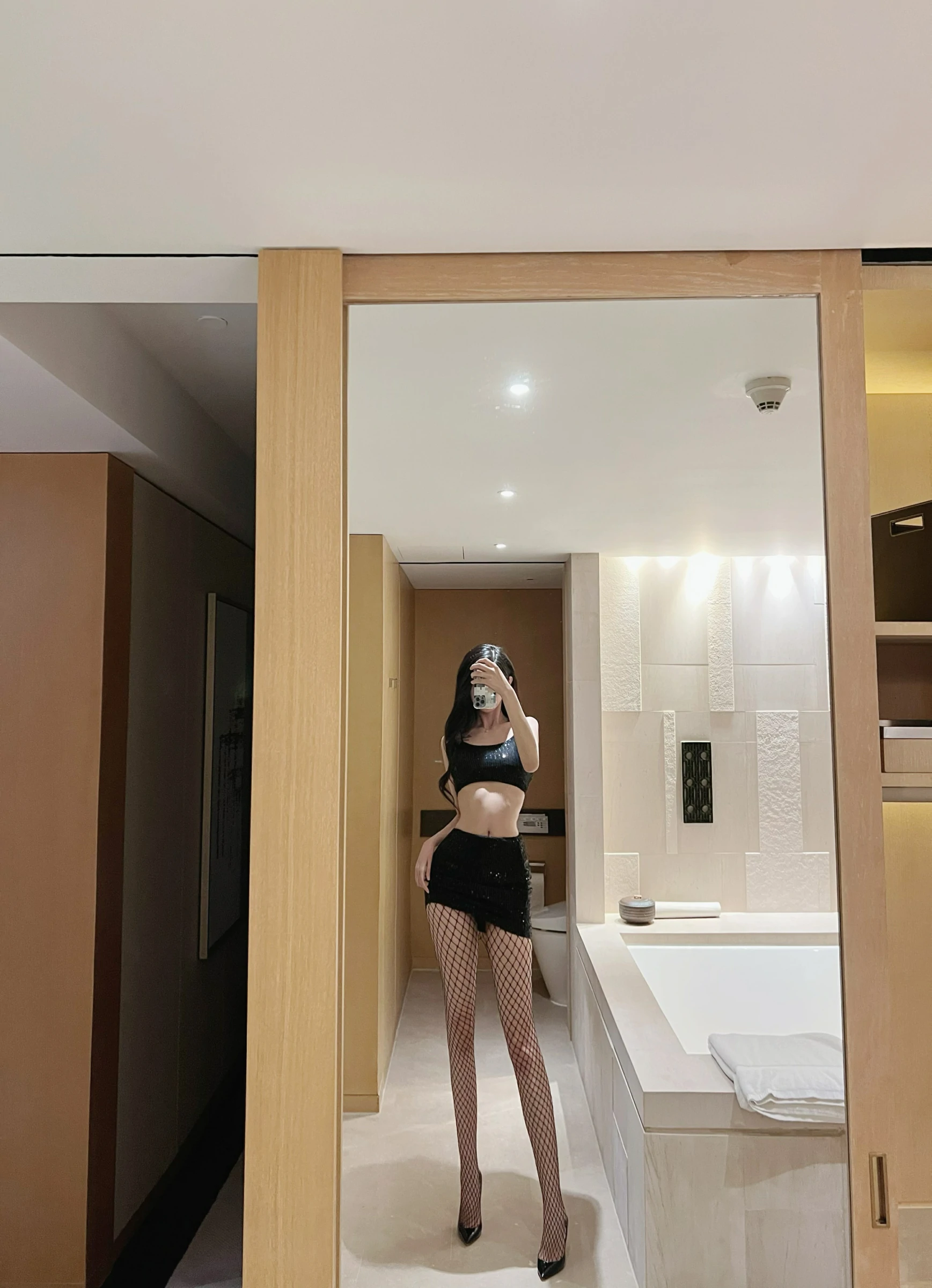 葛征GEZHENG – 黑si网洞袜加超好看抹胸装 [23P] - 秀人网免费无水印在线套图写真