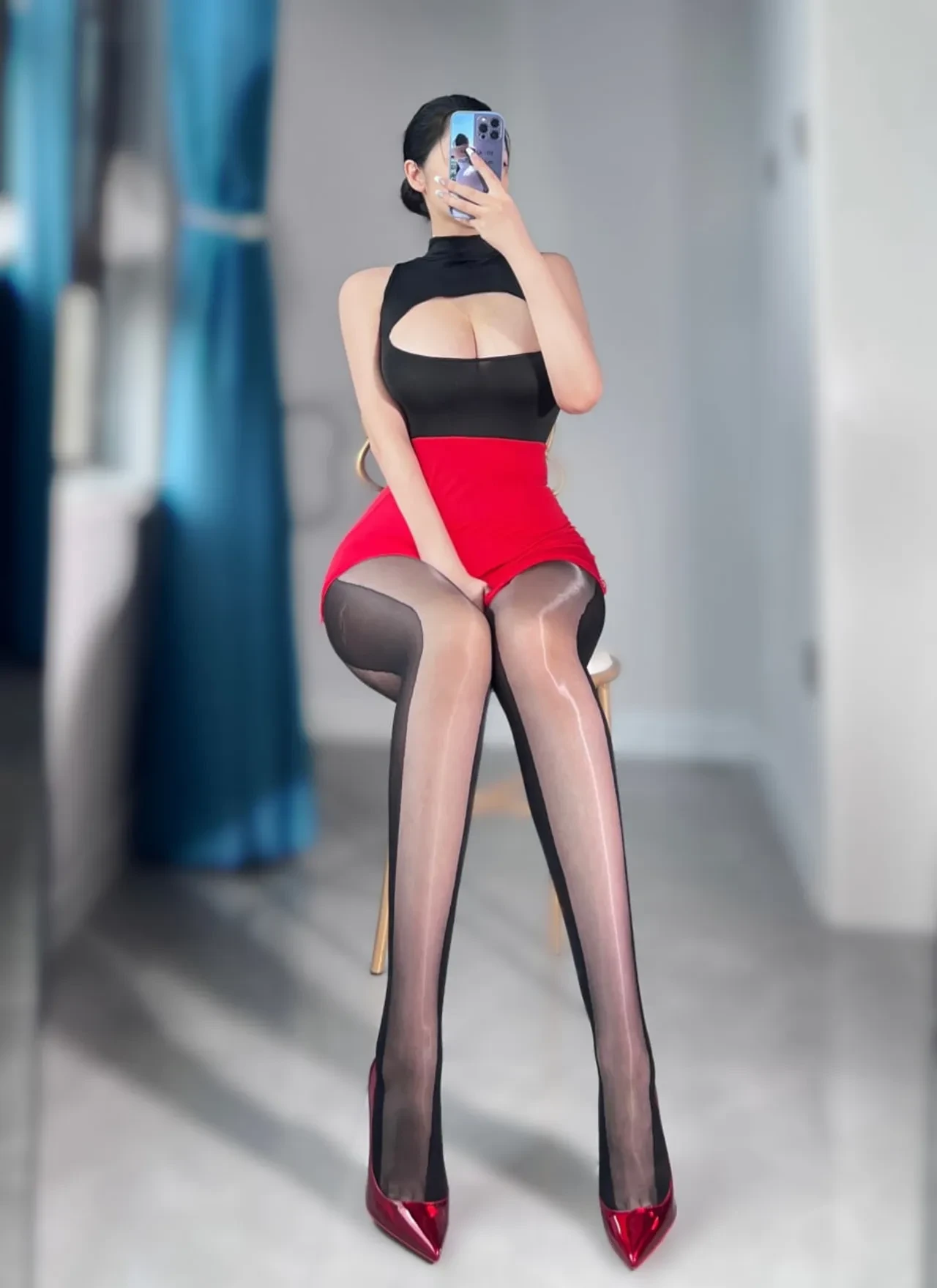 120斤的小王同学 – 仅有乳贴的秘书 [28P] - 秀人网免费无水印在线套图写真