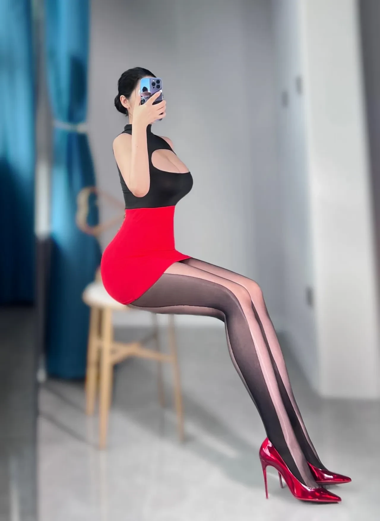 120斤的小王同学 – 仅有乳贴的秘书 [28P] - 秀人网免费无水印在线套图写真