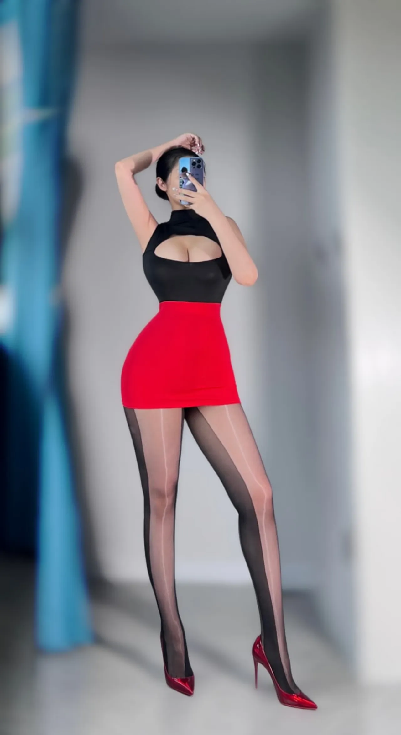 120斤的小王同学 – 仅有乳贴的秘书 [28P] - 秀人网免费无水印在线套图写真