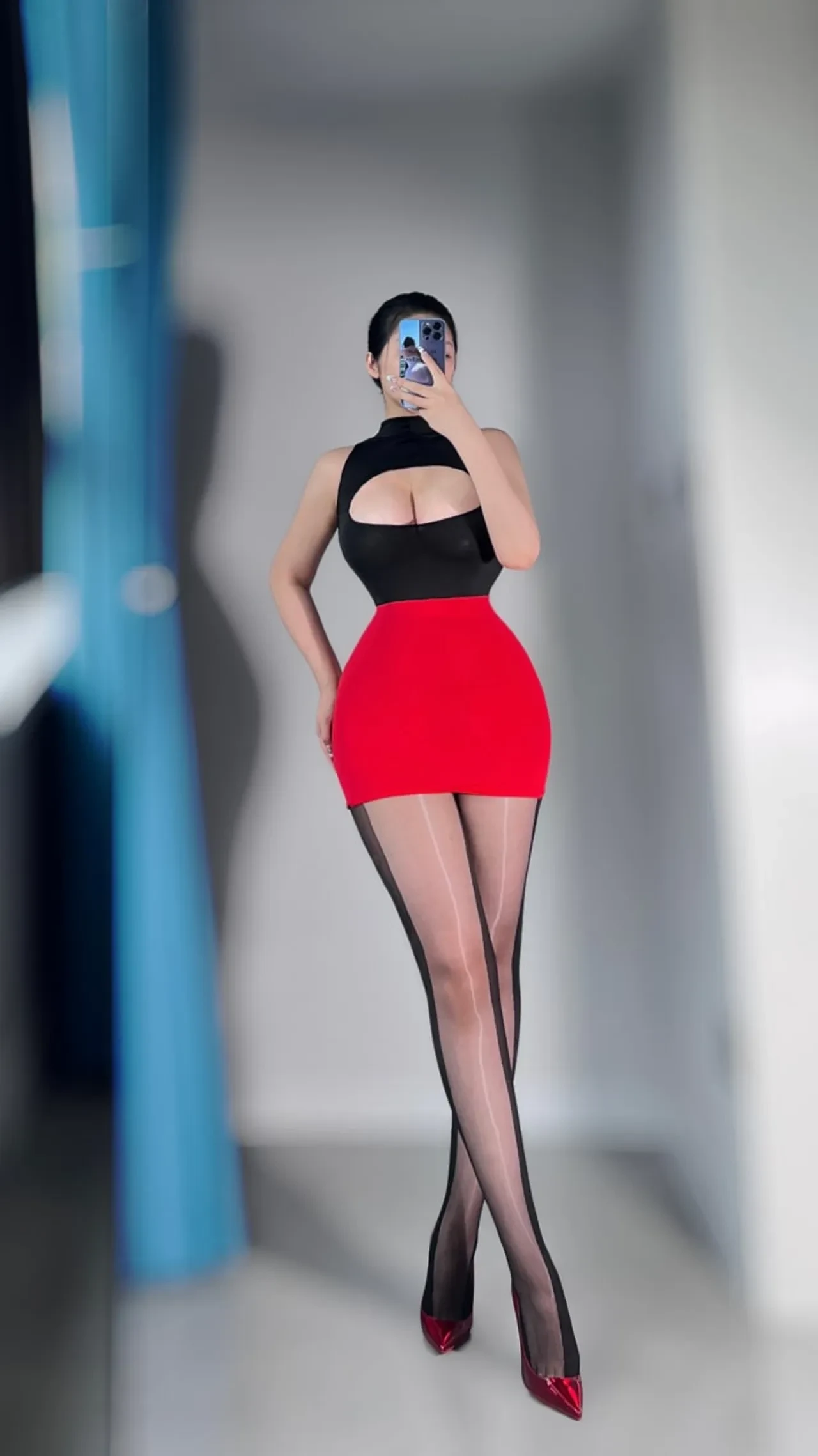 120斤的小王同学 – 仅有乳贴的秘书 [28P] - 秀人网免费无水印在线套图写真