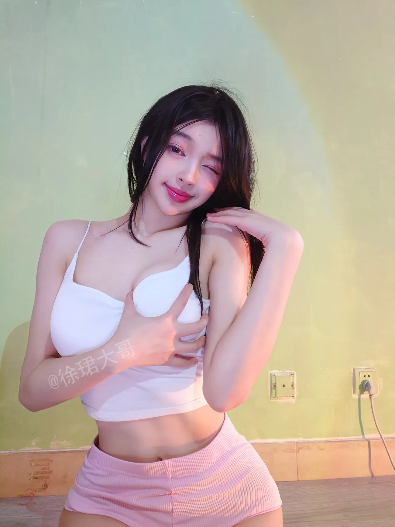 徐珺大哥 – 性感才是必杀技 [14P] - 秀人网免费无水印在线套图写真