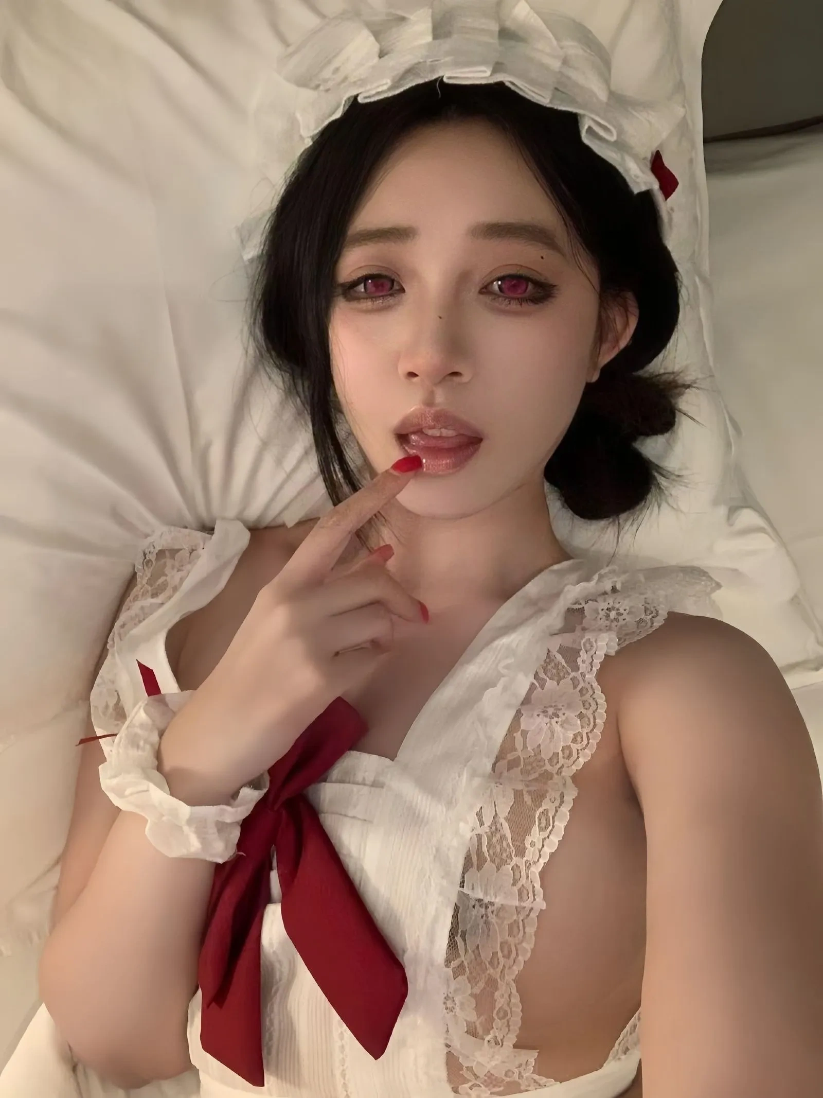 鹅鹅 – 白色蕾丝情趣女仆装 [16P] - 秀人网免费无水印在线套图写真