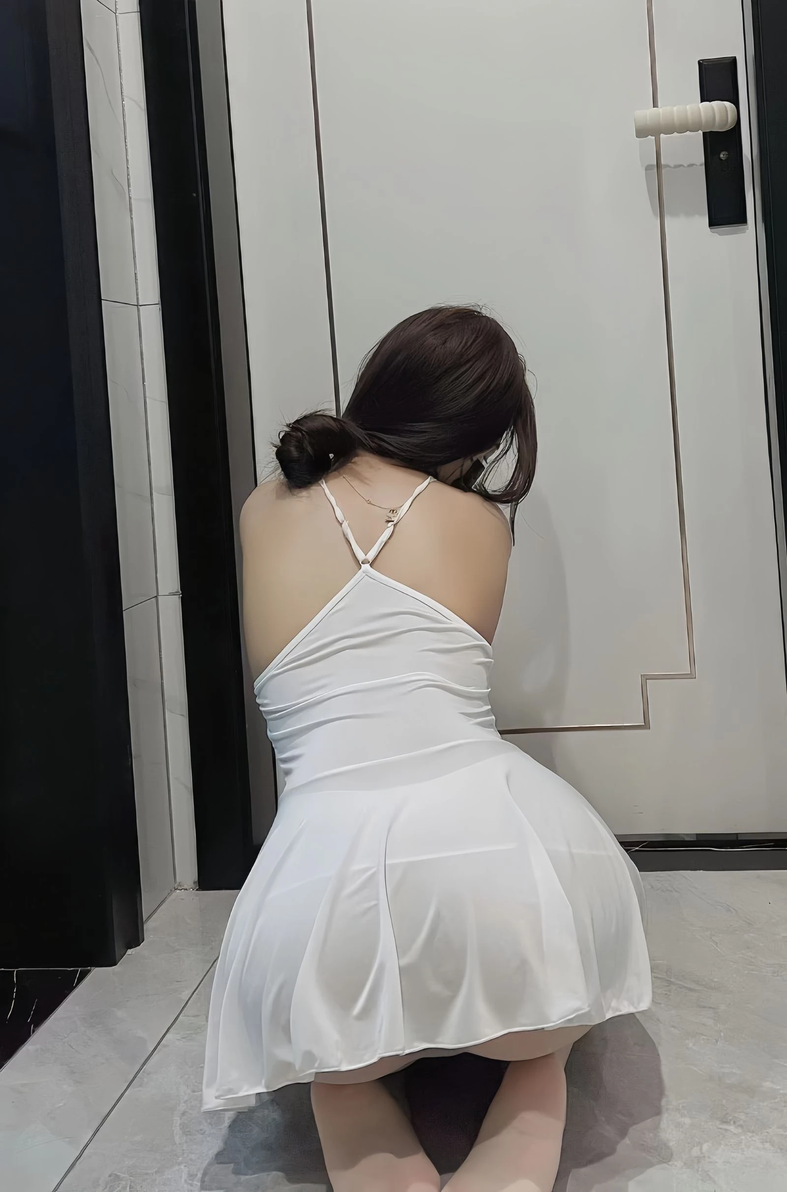 小酒伏特加 – 开档油丝 [23P] - 秀人网免费无水印在线套图写真