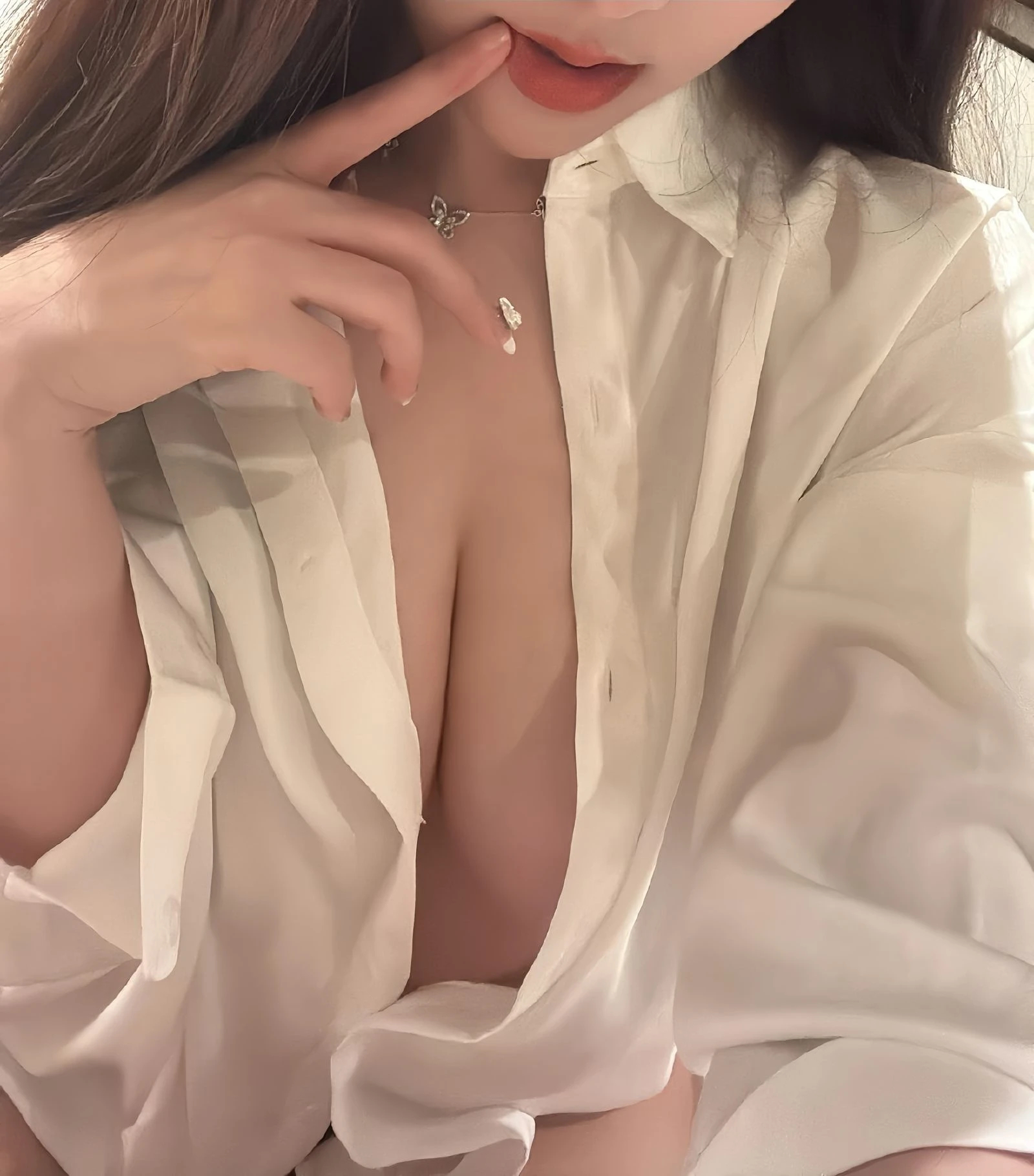 奶雯 – 白衬衣红色内内 [24P] - 秀人网免费无水印在线套图写真