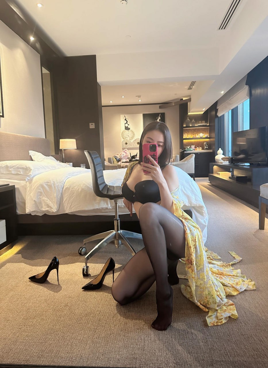 果儿Victoria - 黄色战袍 [23P] - 秀人网免费无水印在线套图写真