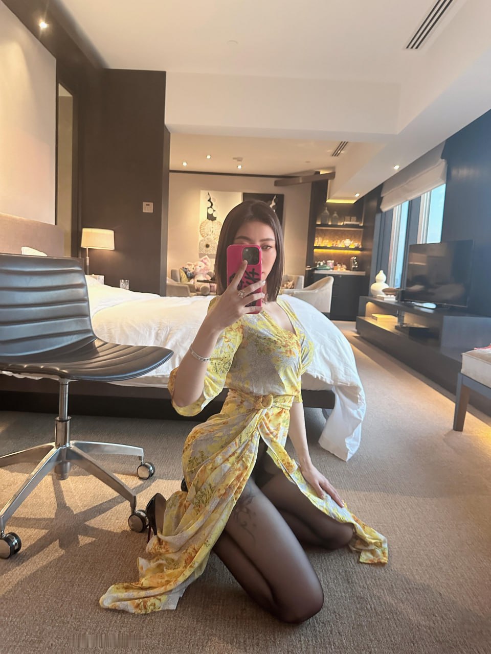 果儿Victoria - 黄色战袍 [23P] - 秀人网免费无水印在线套图写真