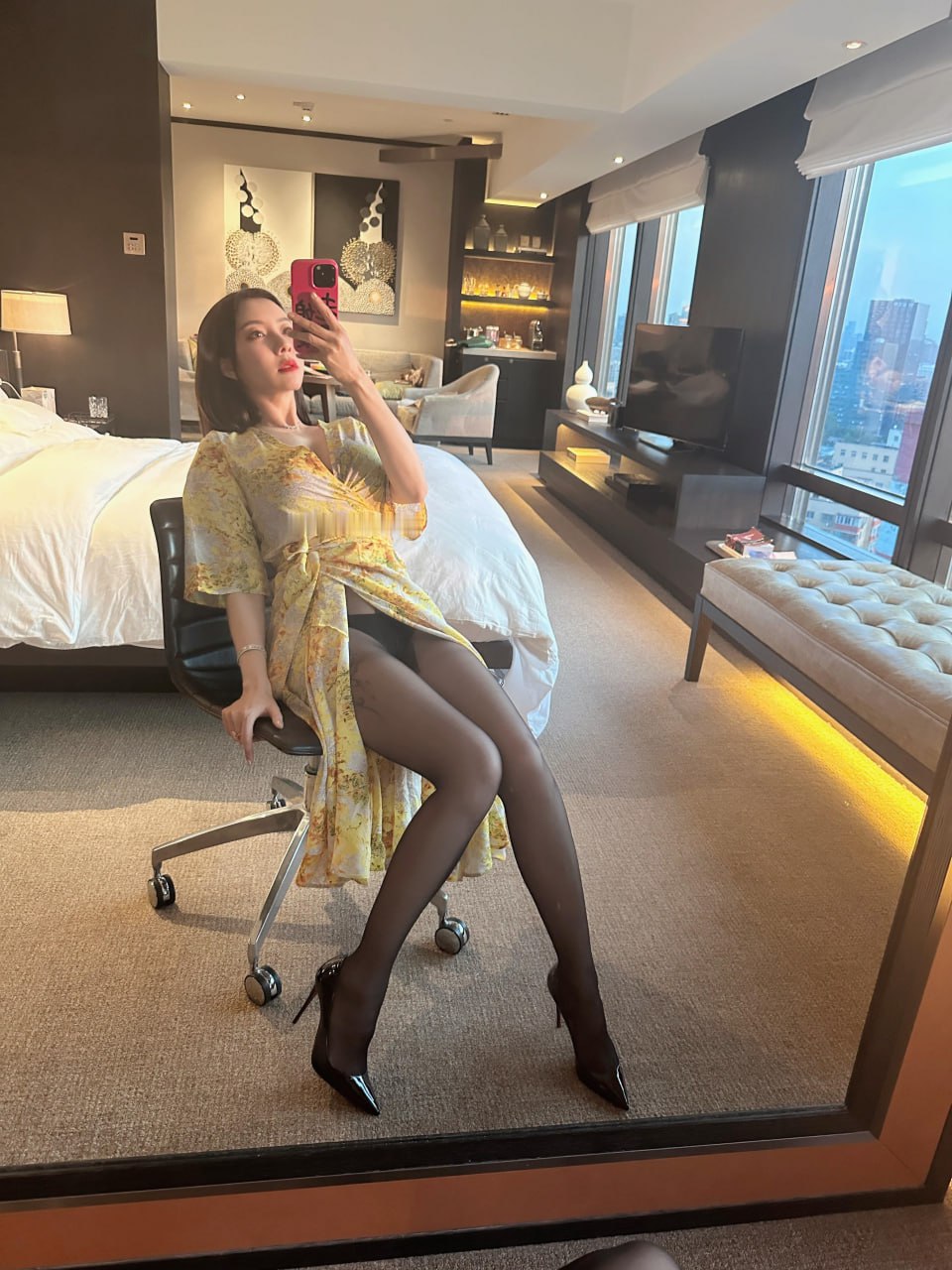 果儿Victoria - 黄色战袍 [23P] - 秀人网免费无水印在线套图写真