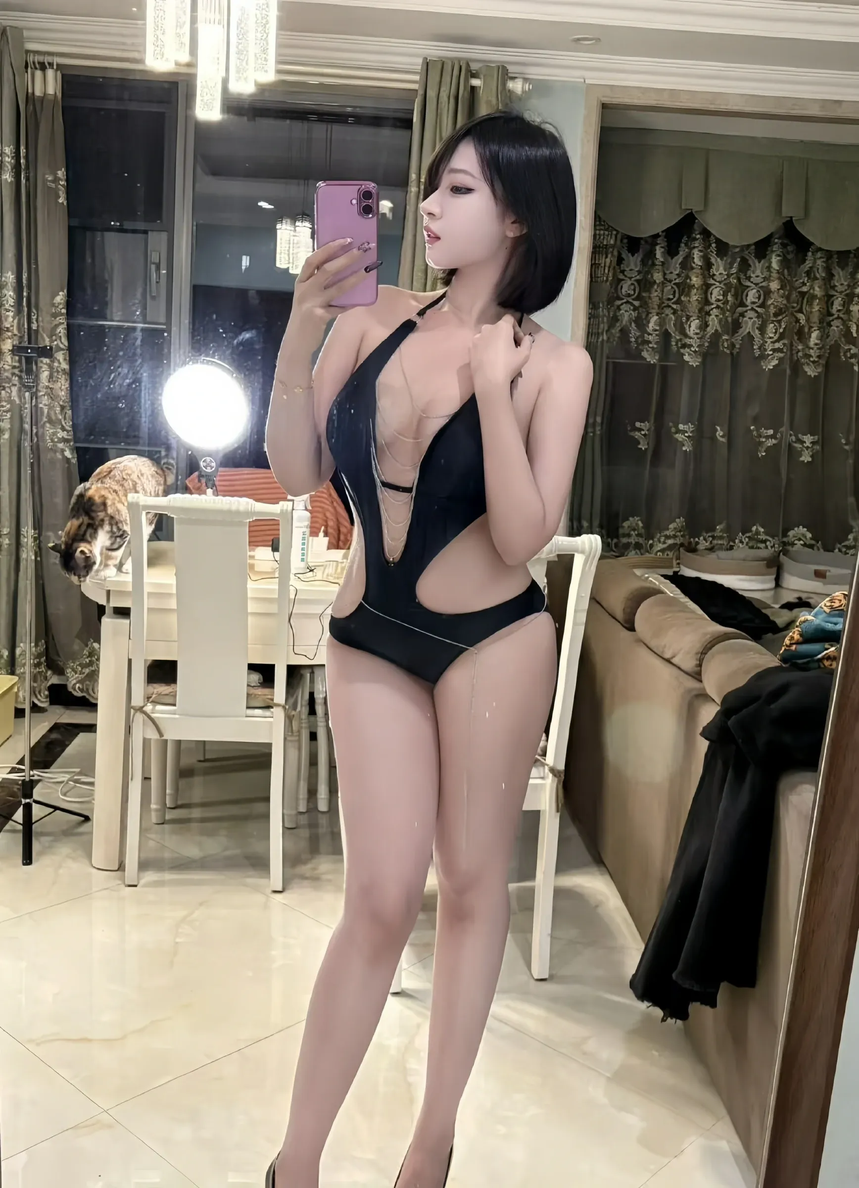 鹅鹅 - 连体比基尼泳装 [21P] - 秀人网免费无水印在线套图写真