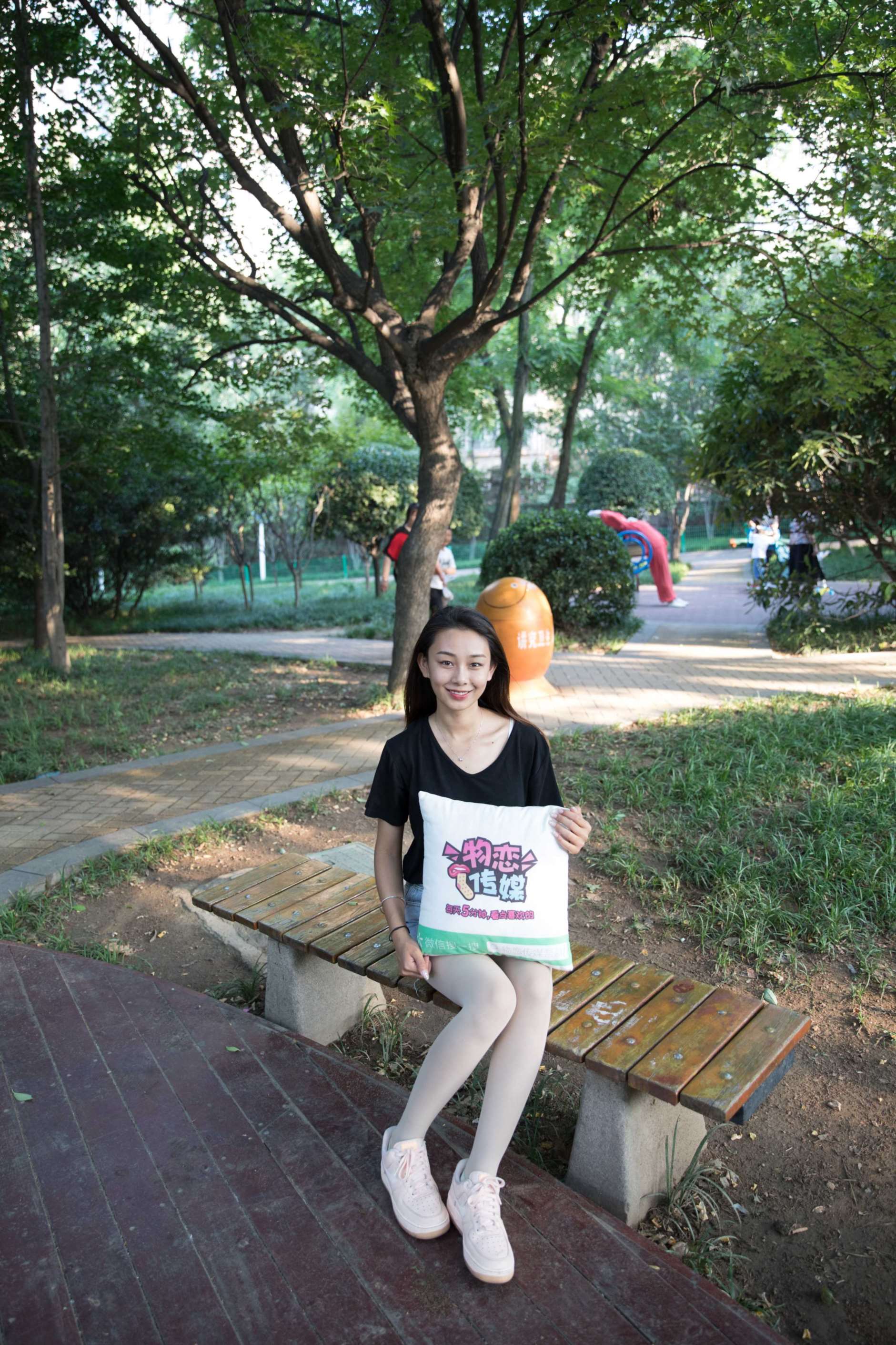 图片[2]-物恋传媒 No.173 岚岚-繁闹公园中的安静姑娘  [168P+1V4.23G]-COS写真在线网
