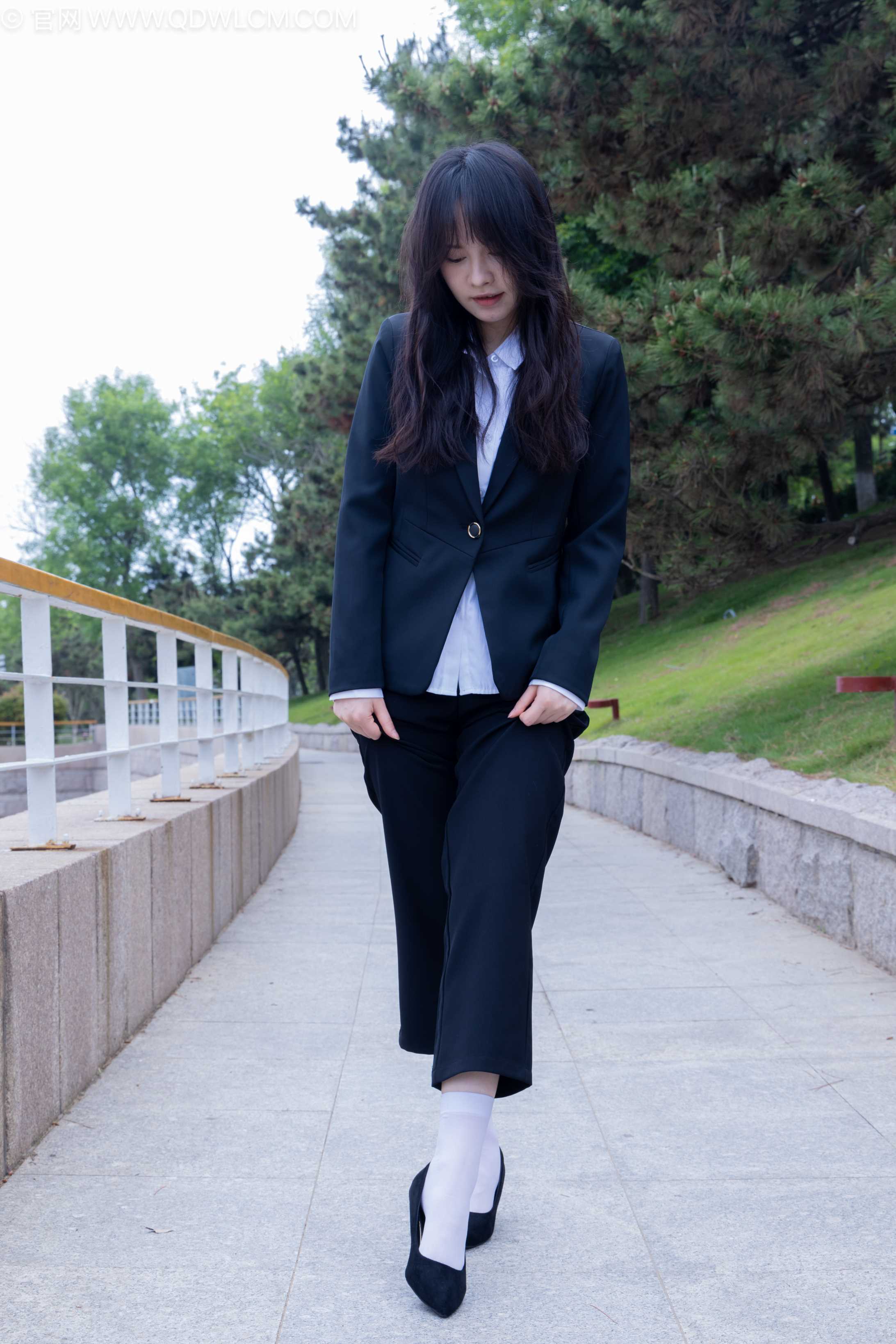 图片[4]-物恋传媒 NO.2238 小酒-高跟鞋、短白丝、ol制服户外[230P-1V-6.94G]-COS写真在线网