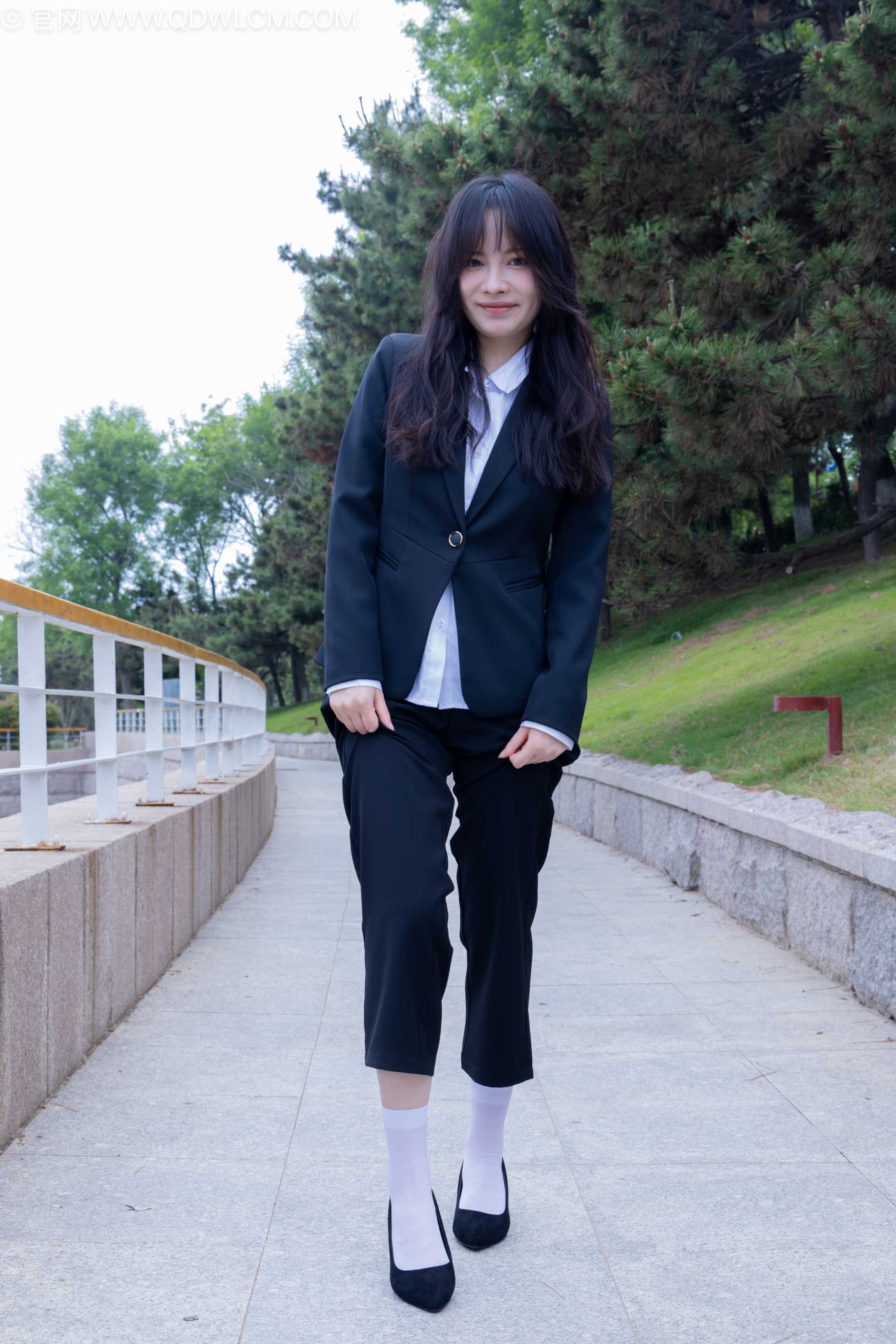 图片[2]-物恋传媒 NO.2238 小酒-高跟鞋、短白丝、ol制服户外[230P-1V-6.94G]-COS写真在线网