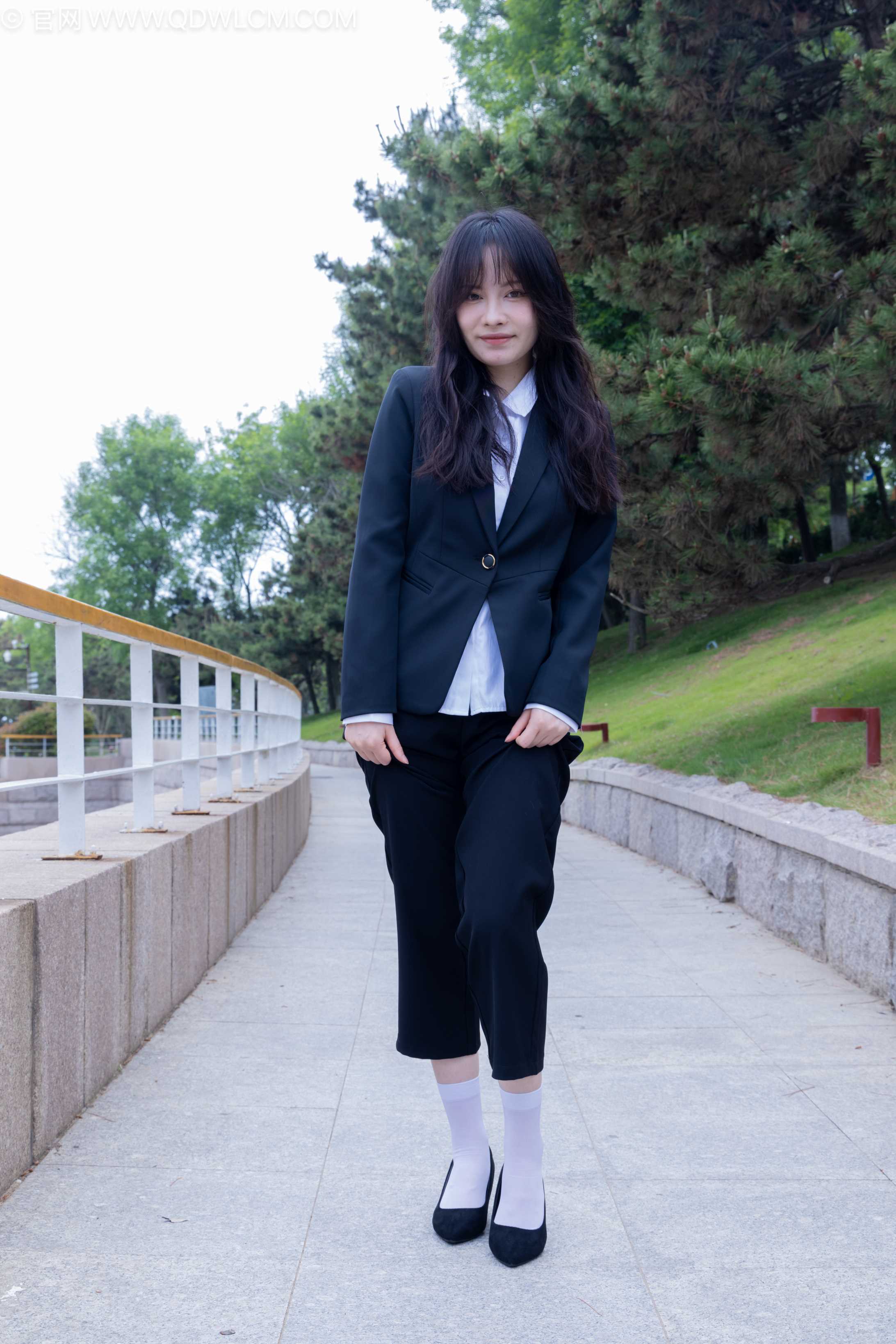 图片[3]-物恋传媒 NO.2238 小酒-高跟鞋、短白丝、ol制服户外[230P-1V-6.94G]-COS写真在线网