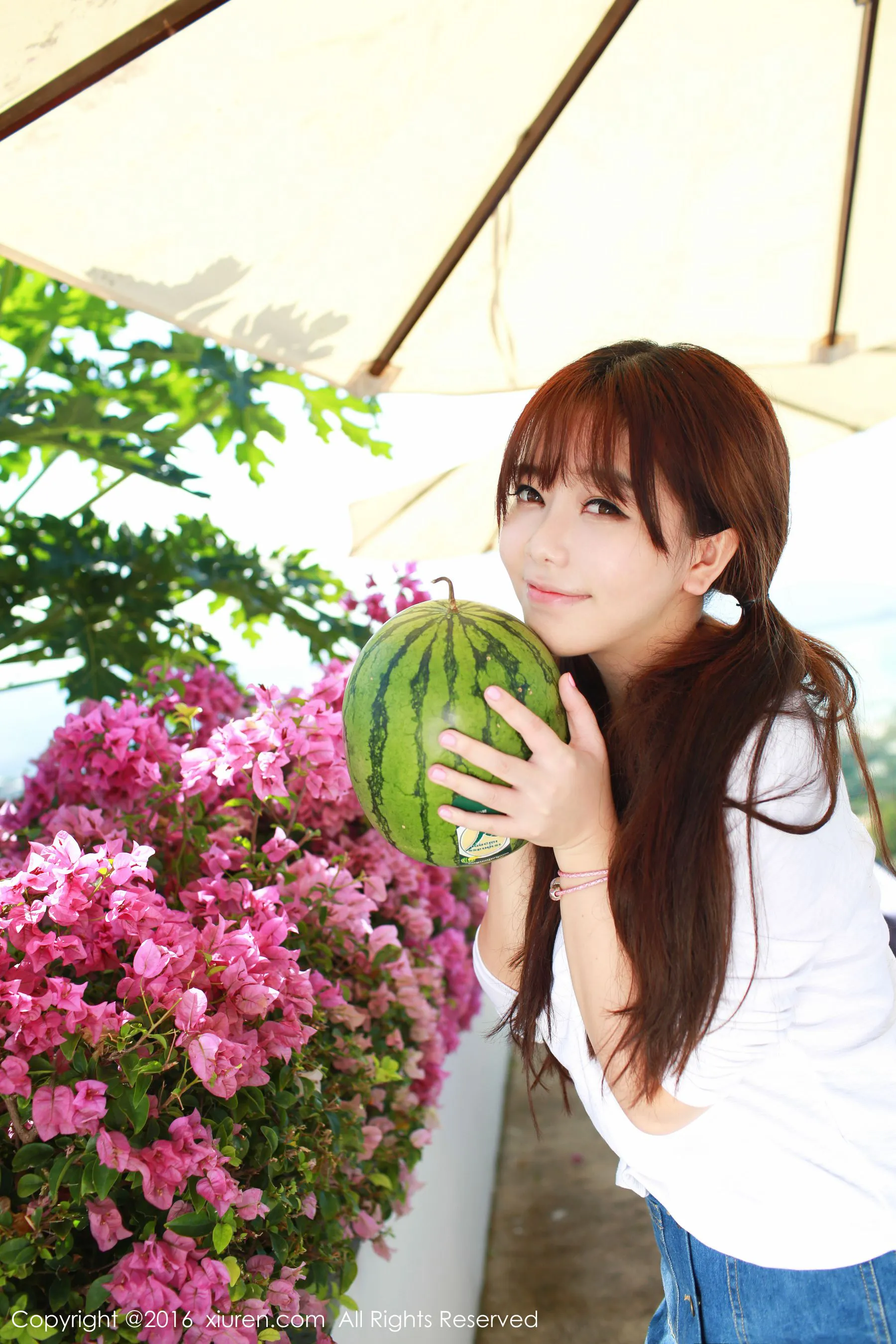 图片[4]-刘飞儿Faye《西瓜+牛仔超短裙+针织内衣》 秀人网 No.490-COS写真在线网
