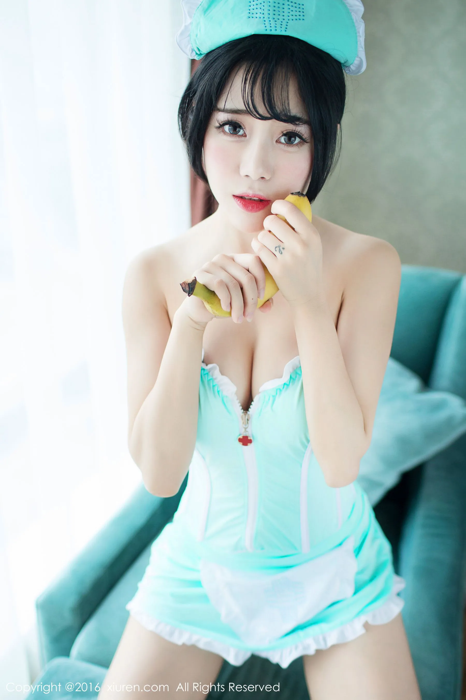 图片[4]-兜豆靓Youlina《香蕉小护士》 秀人网 No.550-COS写真在线网