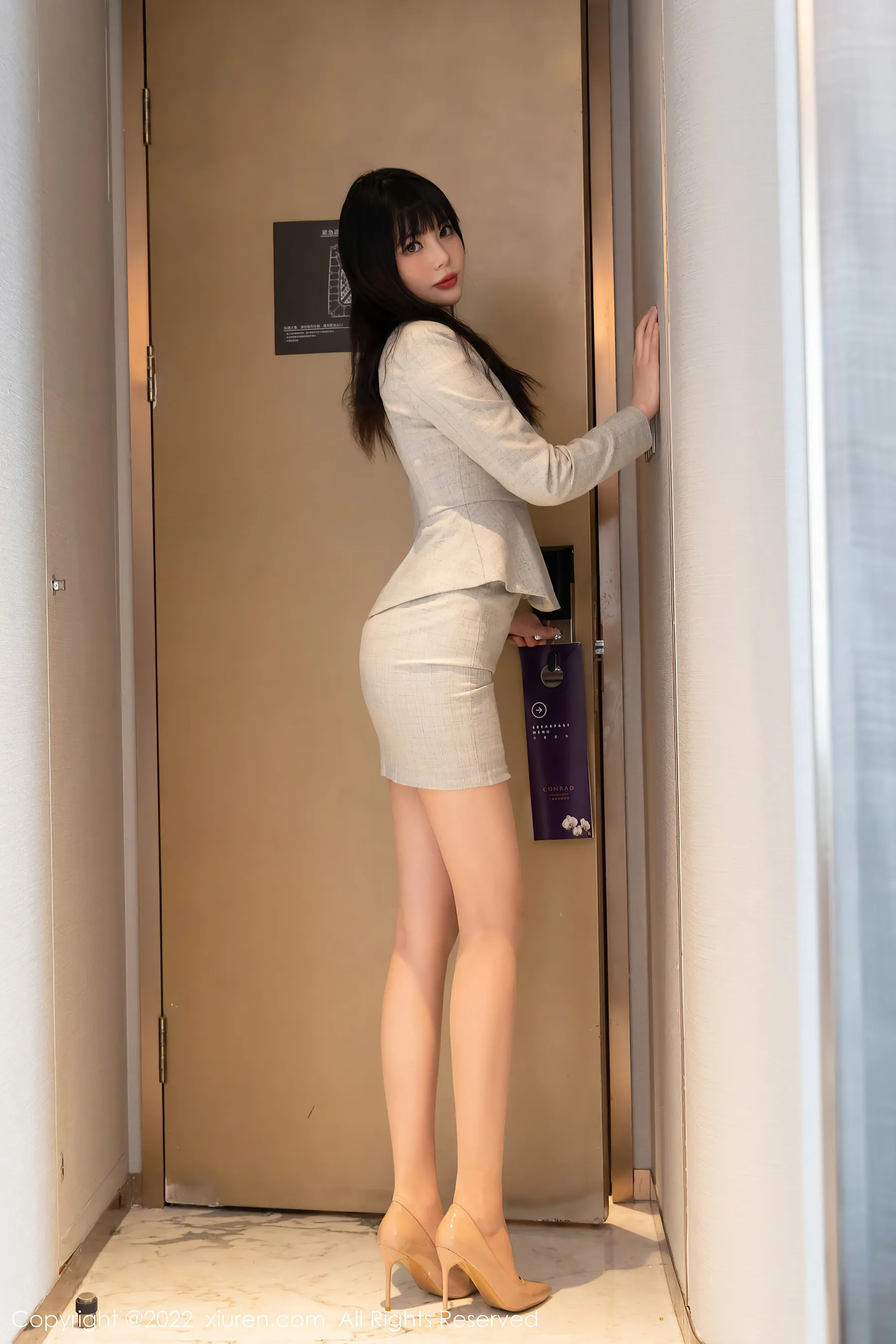 图片[5]-秀人网 No.4689 Arude薇薇 丝袜美腿短裙写真-COS写真在线网
