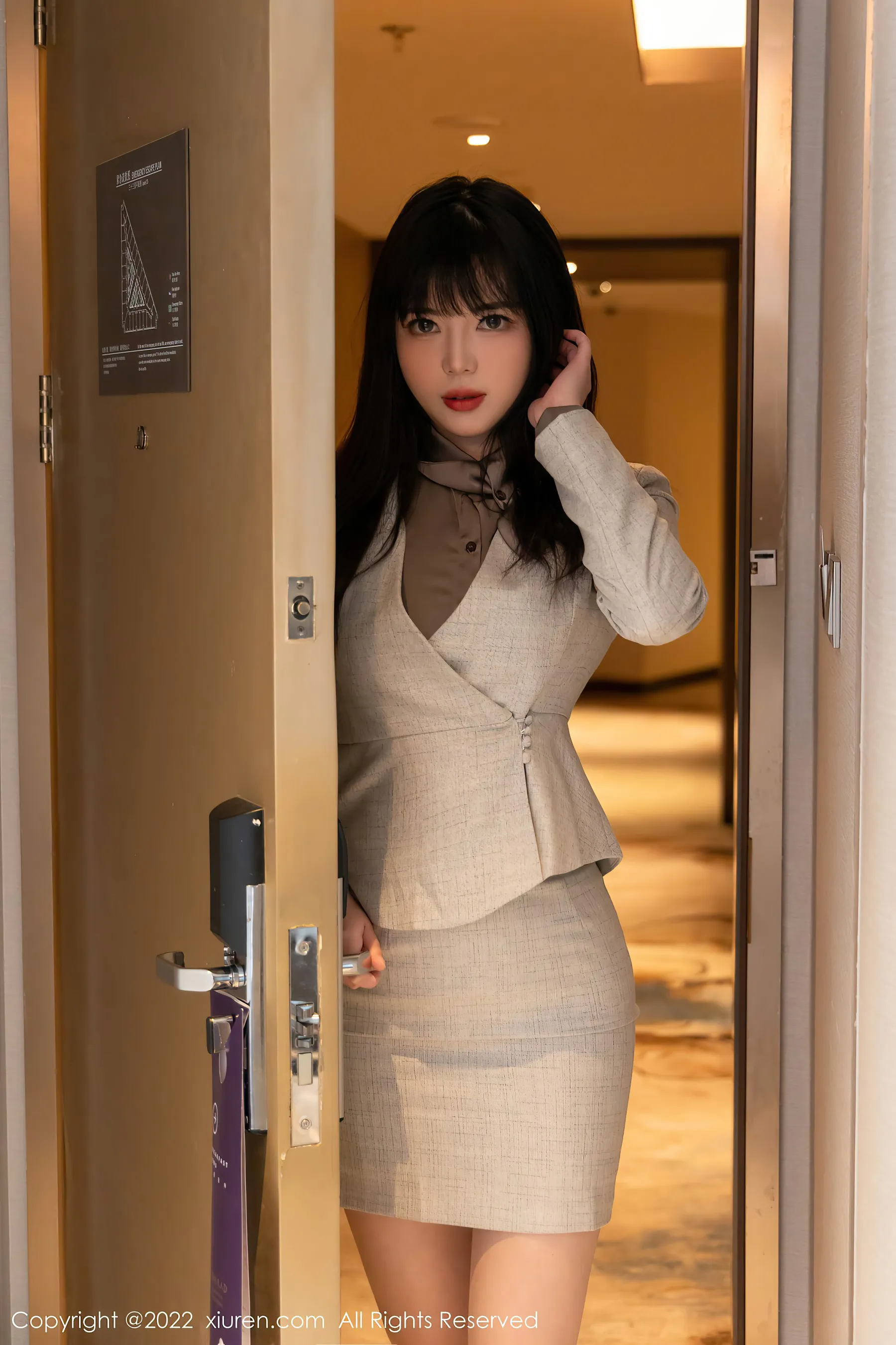 图片[2]-秀人网 No.4689 Arude薇薇 丝袜美腿短裙写真-COS写真在线网