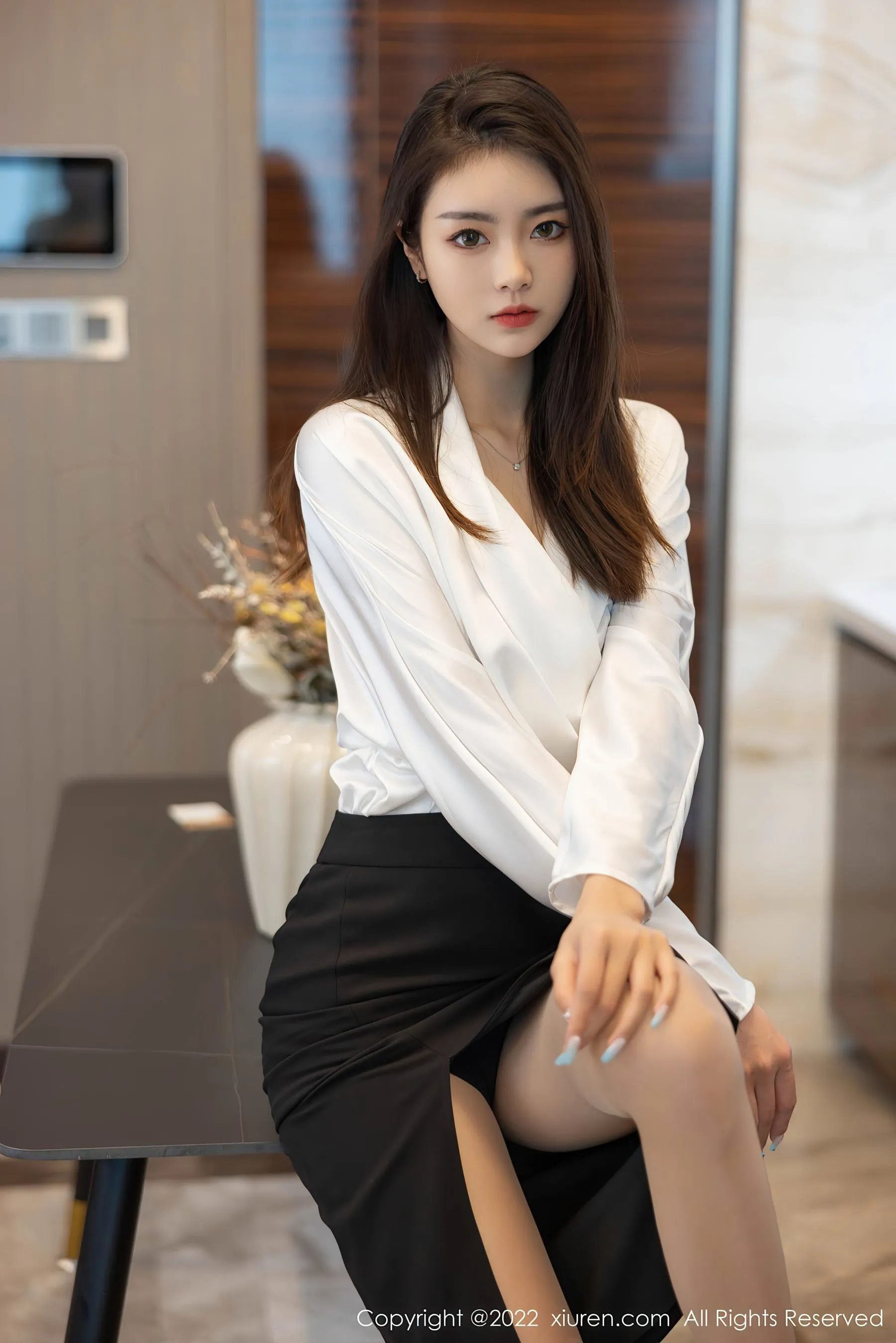 图片[6]-秀人网 No.4869 可樂Vicky 长发美女丝袜美腿写真-COS写真在线网