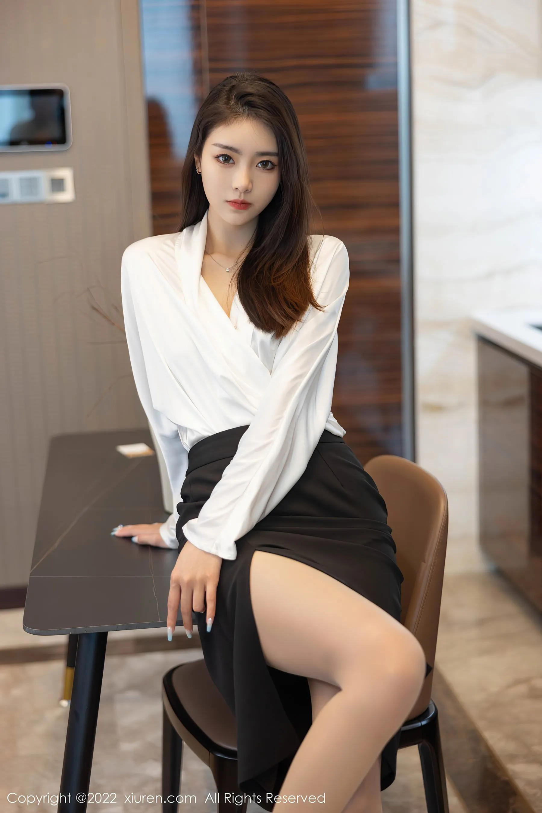 图片[5]-秀人网 No.4869 可樂Vicky 长发美女丝袜美腿写真-COS写真在线网