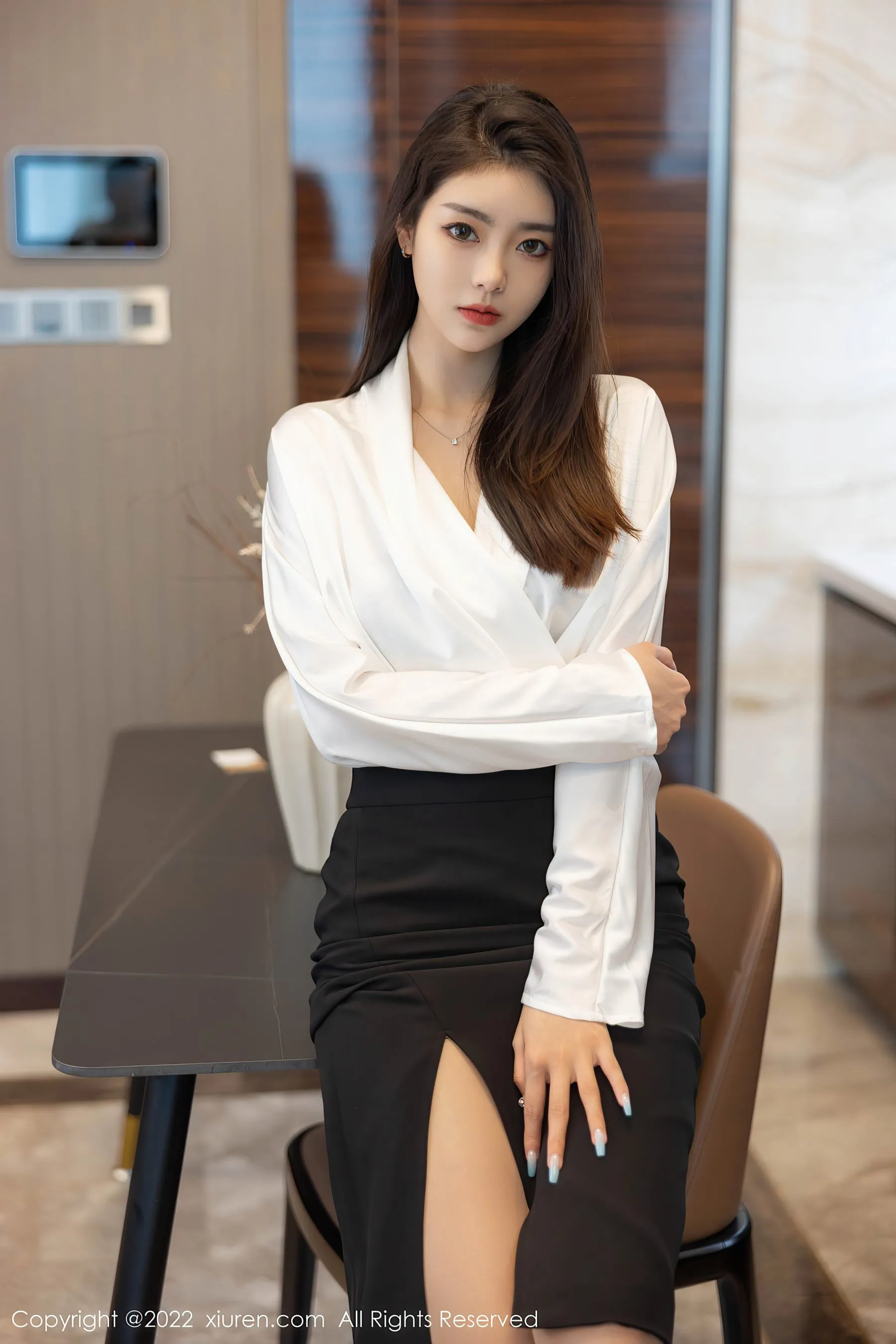 图片[4]-秀人网 No.4869 可樂Vicky 长发美女丝袜美腿写真-COS写真在线网