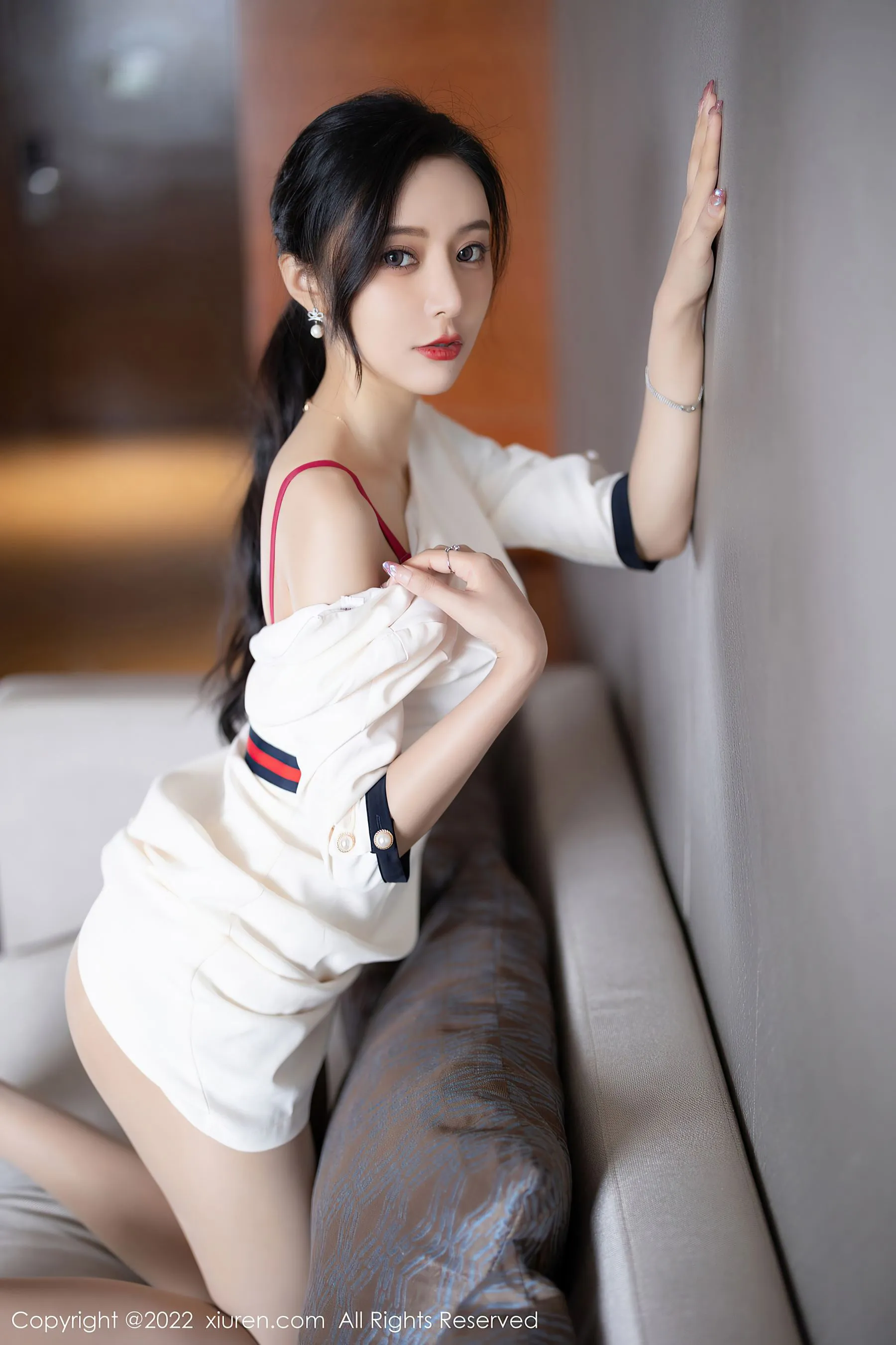 图片[2]-秀人网 No.4963 王馨瑶yanni 制服丝袜-COS写真在线网