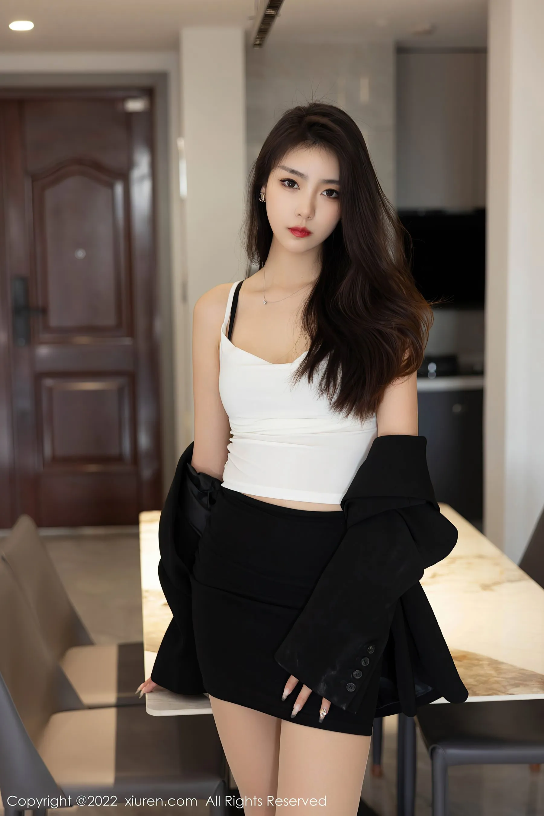 图片[2]-秀人网 No.5530 可樂Vicky 短裙美腿-COS写真在线网