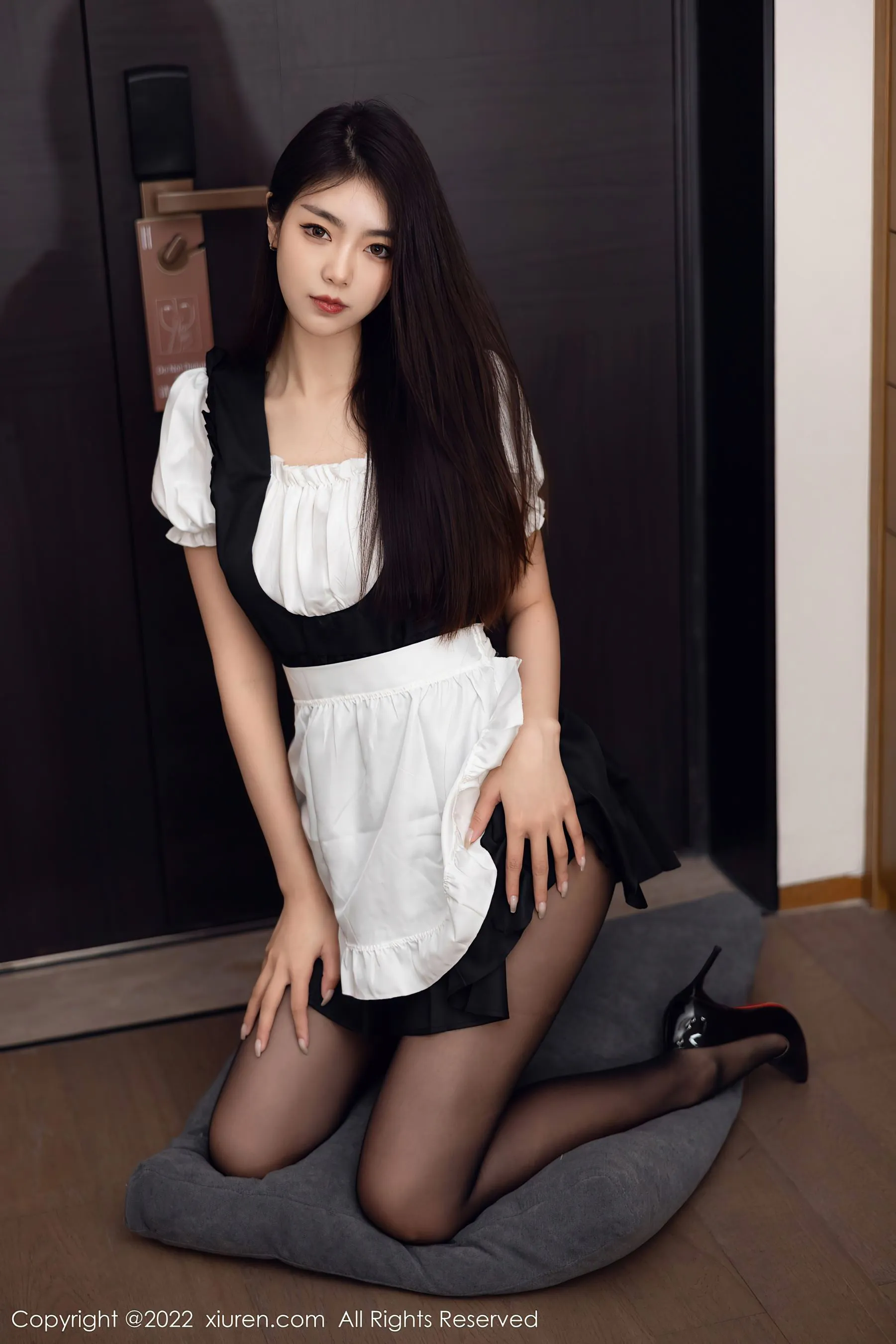 图片[2]-秀人网 No.5706 可樂Vicky 黑丝美腿-COS写真在线网