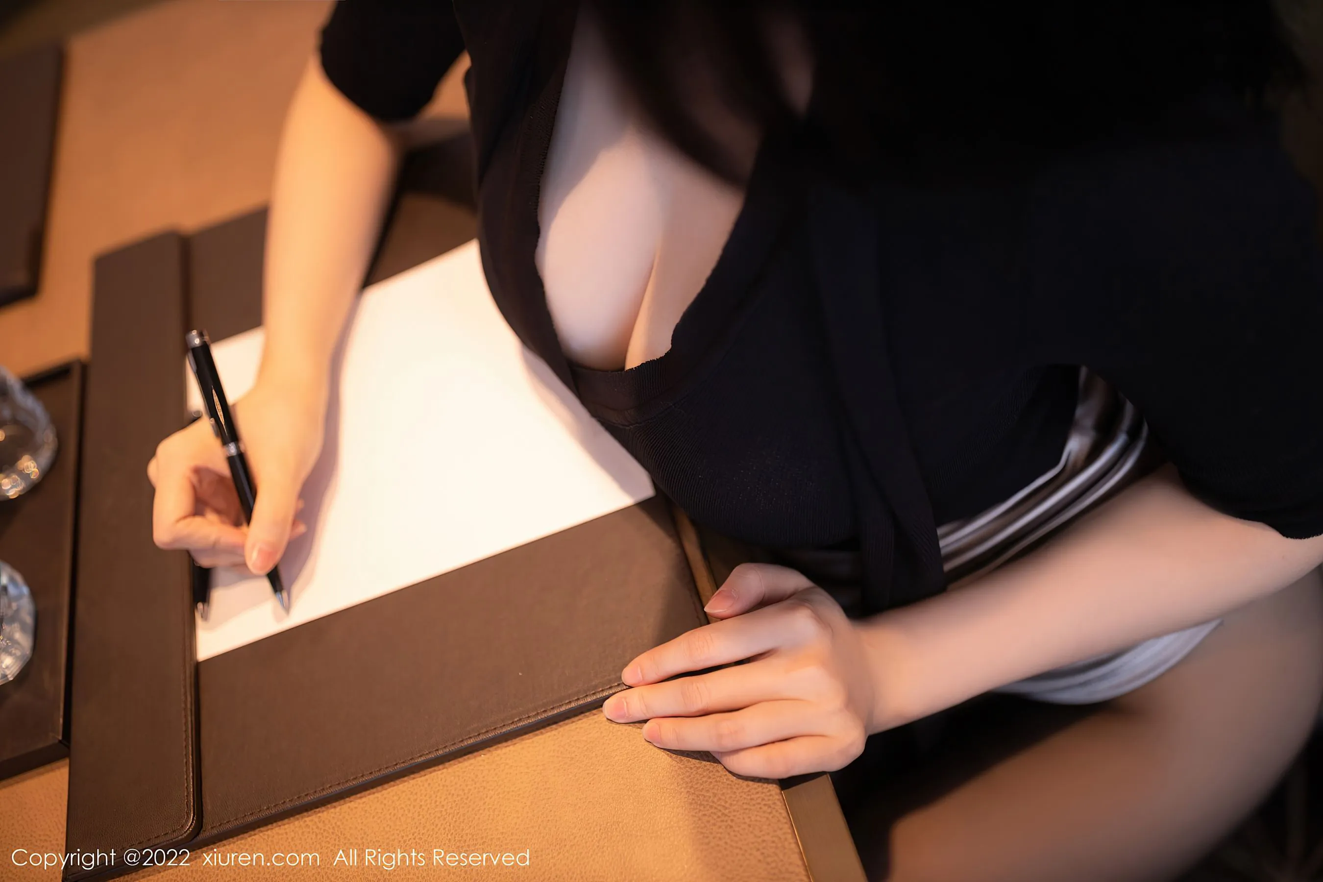 图片[3]-秀人网 No.5756 安然anran 短裙美腿-COS写真在线网
