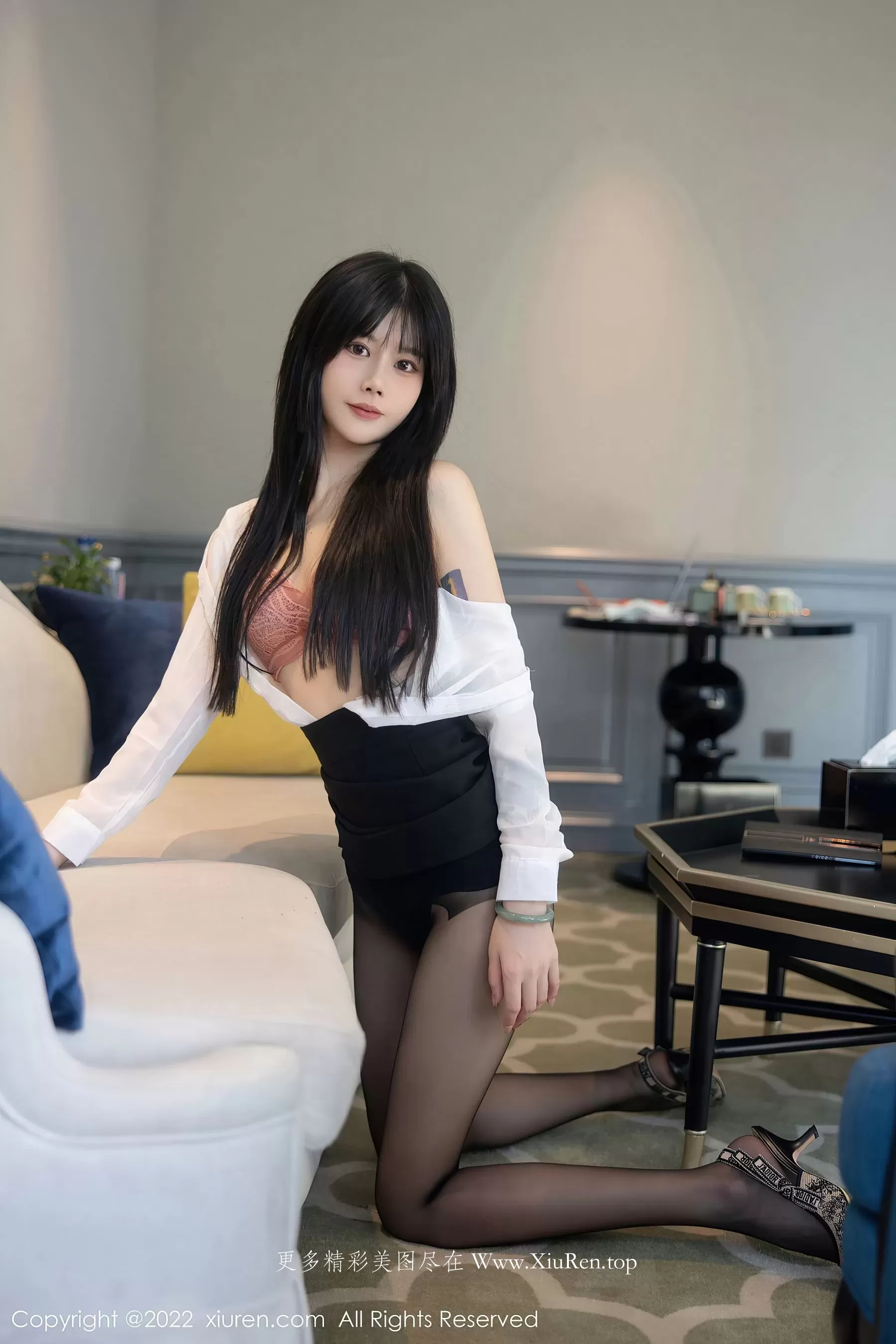 图片[3]-秀人网 No.5861 77qiqi 短裙黑丝-COS写真在线网