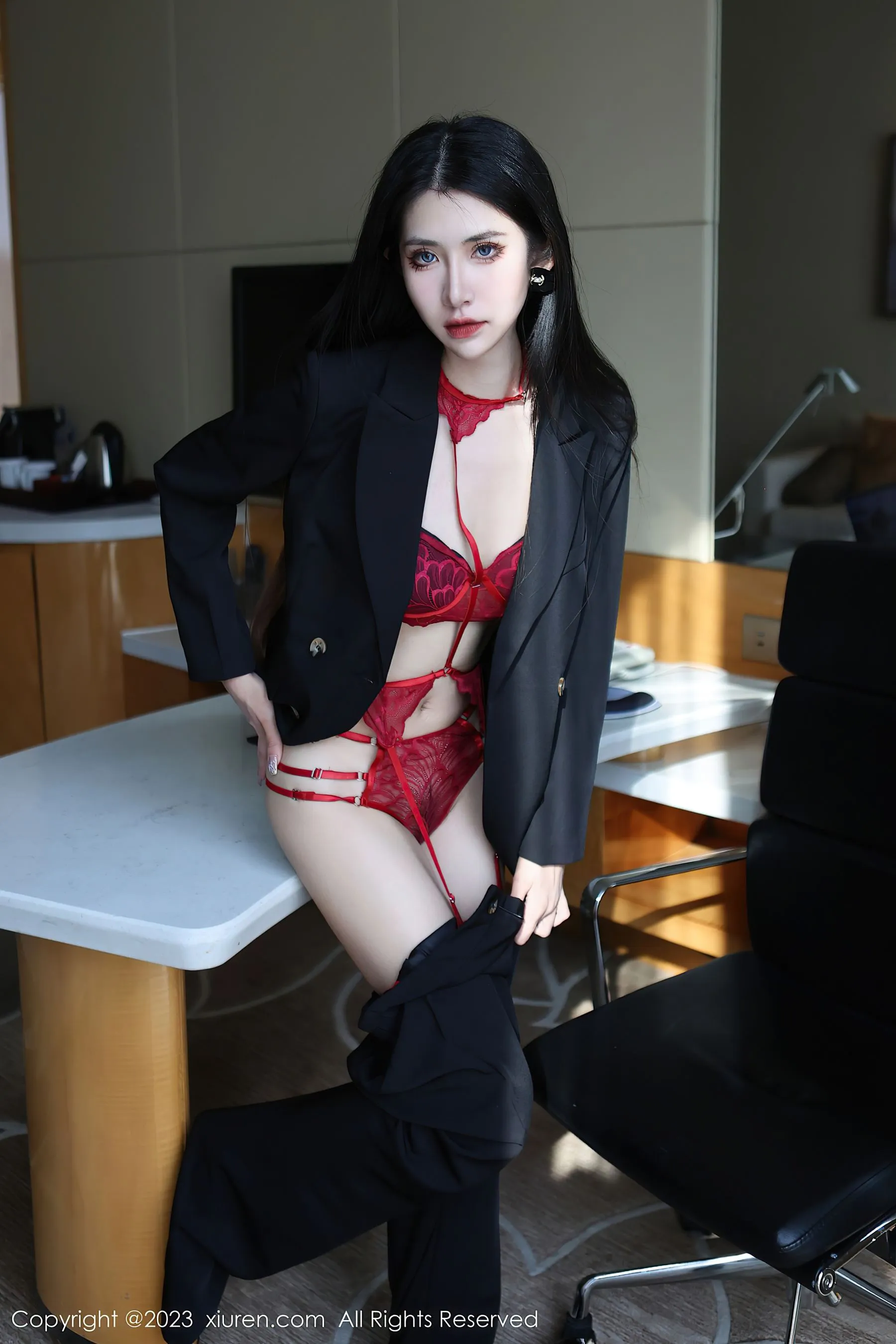 图片[2]-秀人网 No.6402 依娜Yina 美腿新人-COS写真在线网