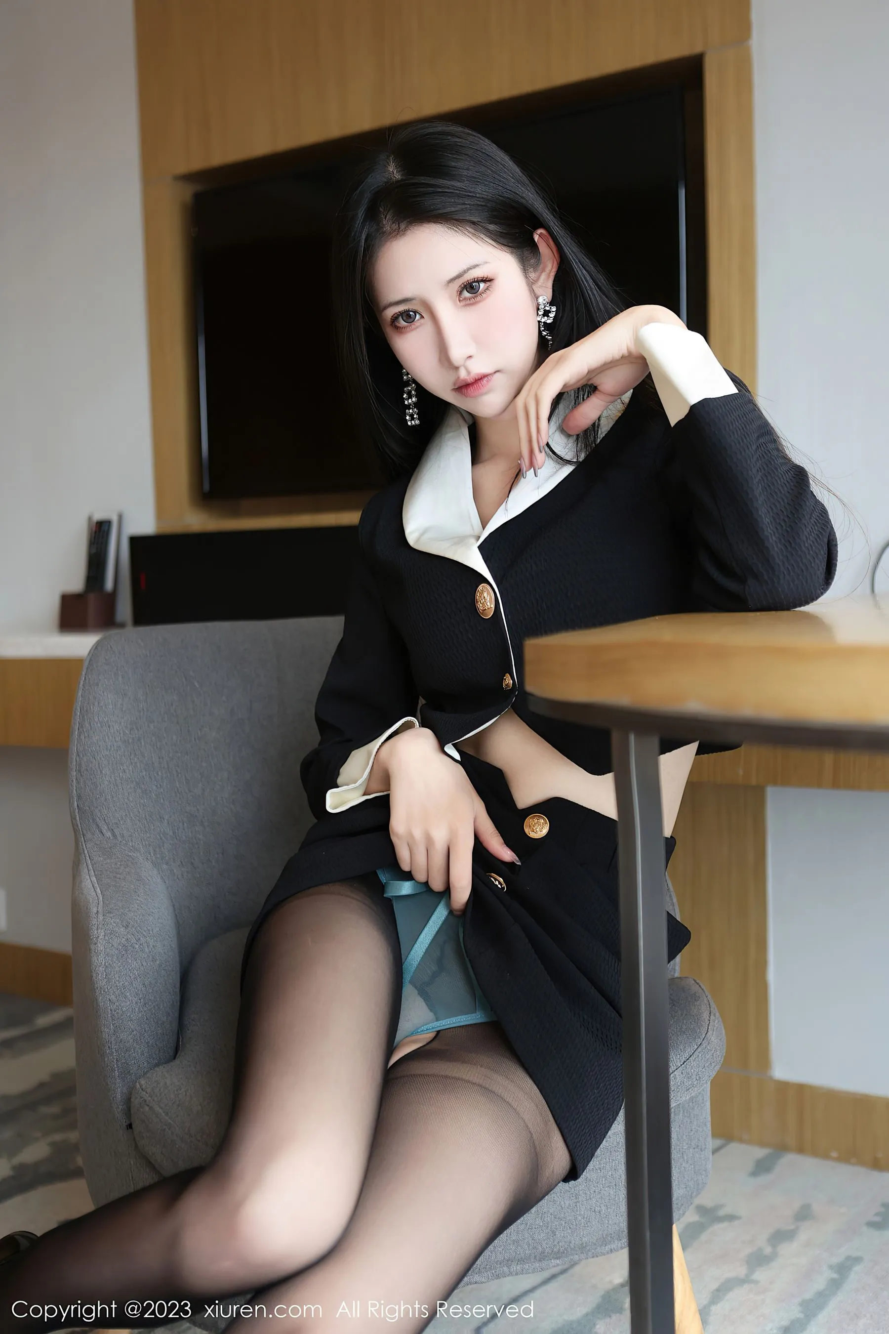 图片[2]-秀人网 No.6695 依娜Yina 黑丝美腿-COS写真在线网