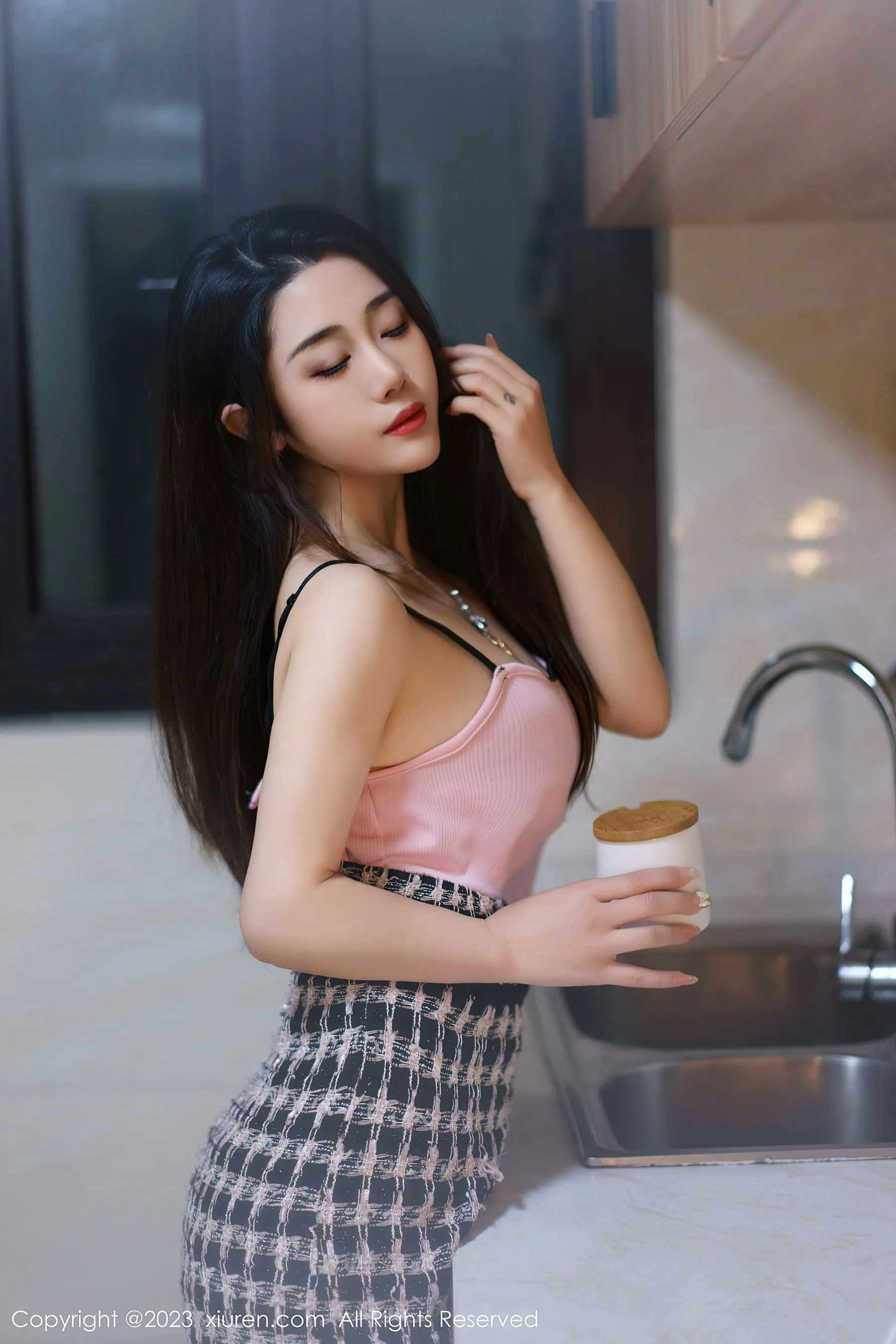 图片[3]-秀人网 No.6799 严利娅Yuliya 丰腴美臀-COS写真在线网