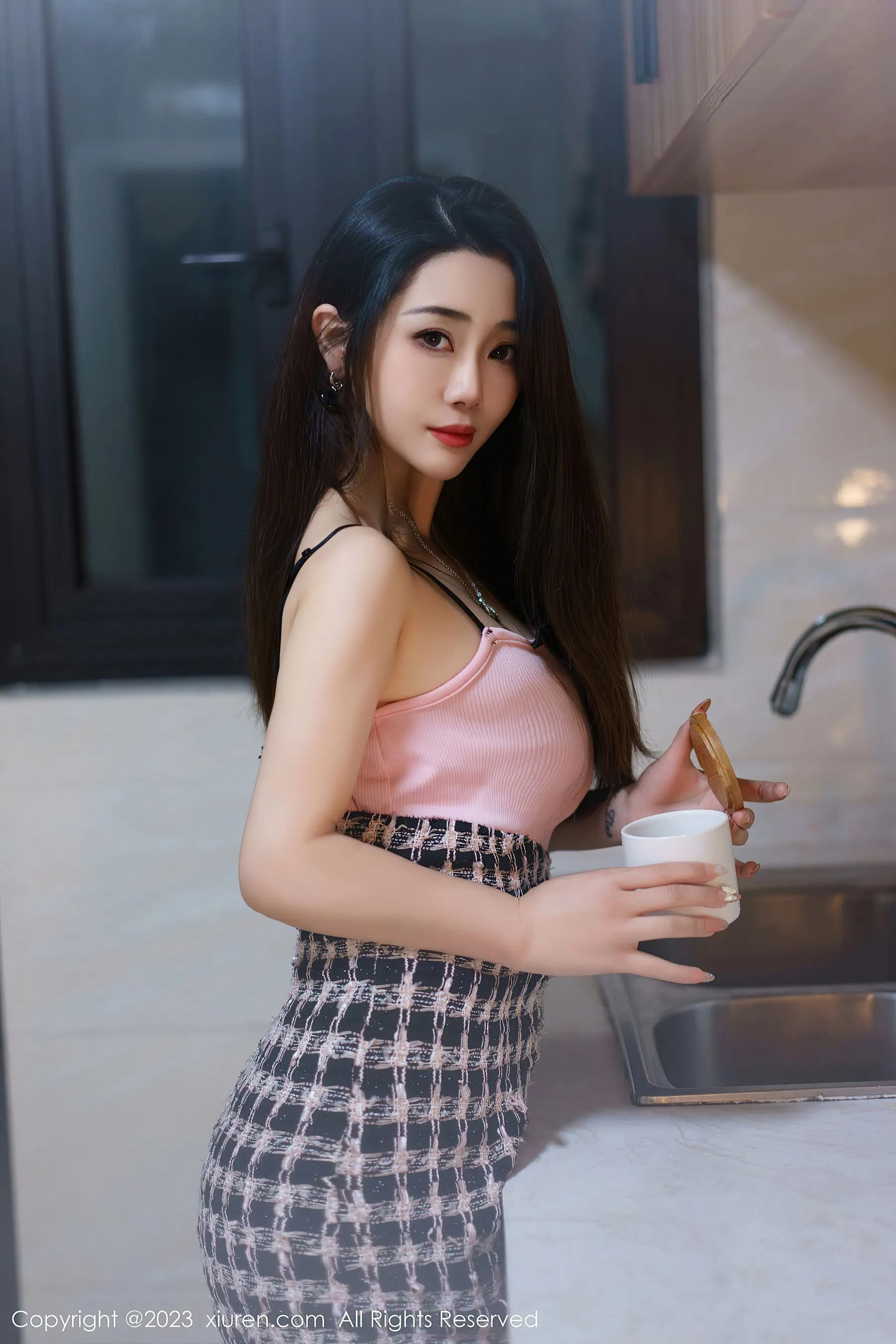 图片[2]-秀人网 No.6799 严利娅Yuliya 丰腴美臀-COS写真在线网