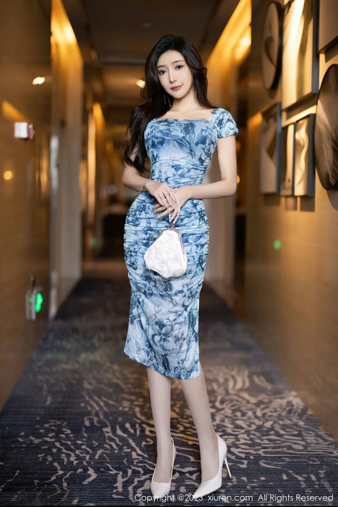 图片[2]-XiuRen 秀人 No.6812 王馨瑶yanni 花色连衣裙性感写真 [86P]-COS写真在线网