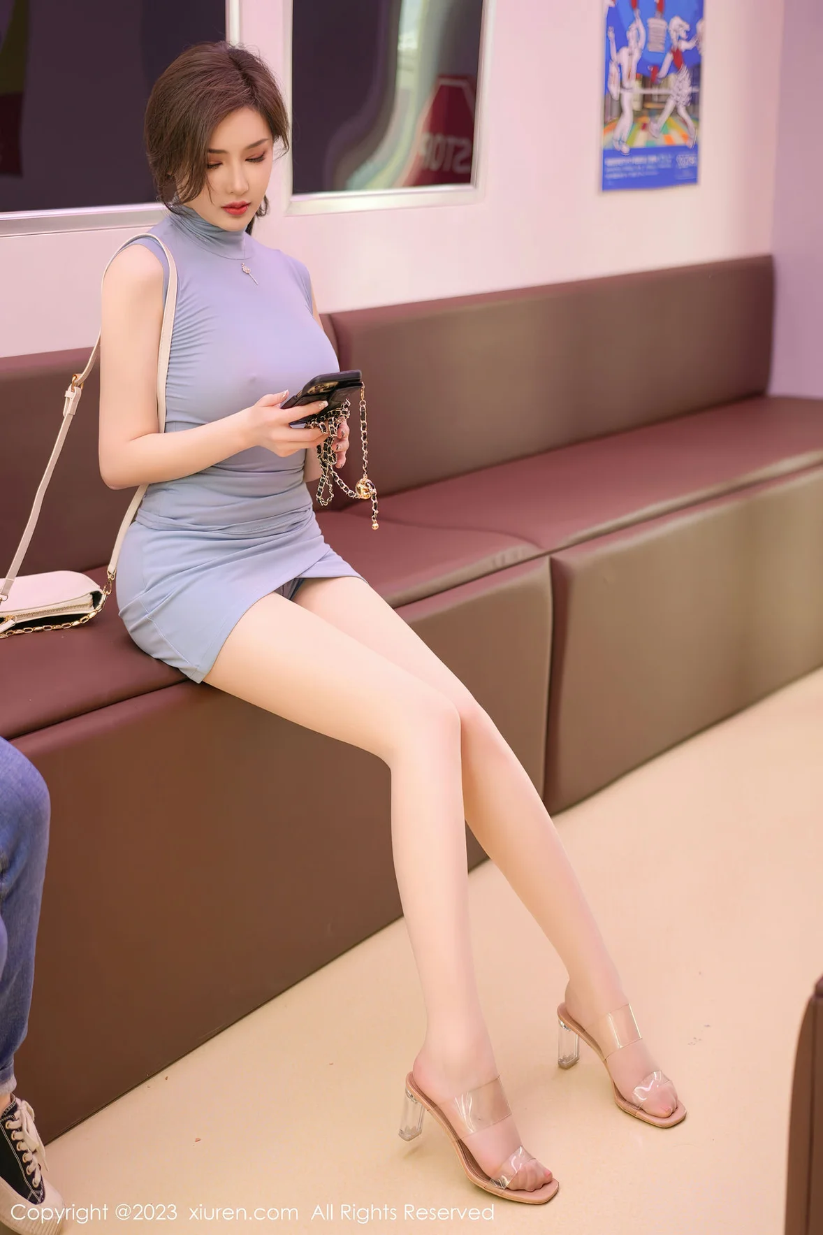 图片[5]-XiuRen 秀人 No.6888 Carol周妍希 地铁场景拍摄性感写真 [72P]-COS写真在线网