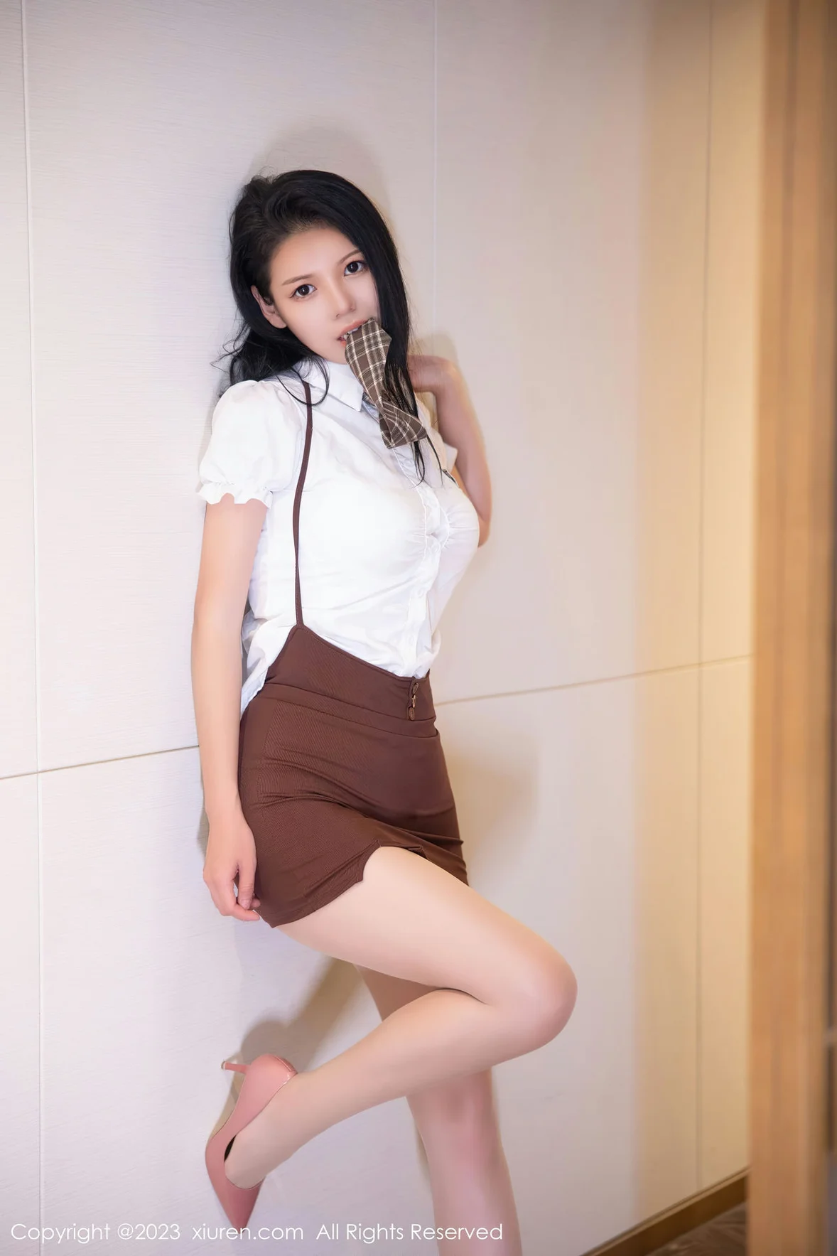图片[4]-XiuRen 秀人 No.6917 大美妞儿 咖啡色短裙性感写真 [86P]-COS写真在线网