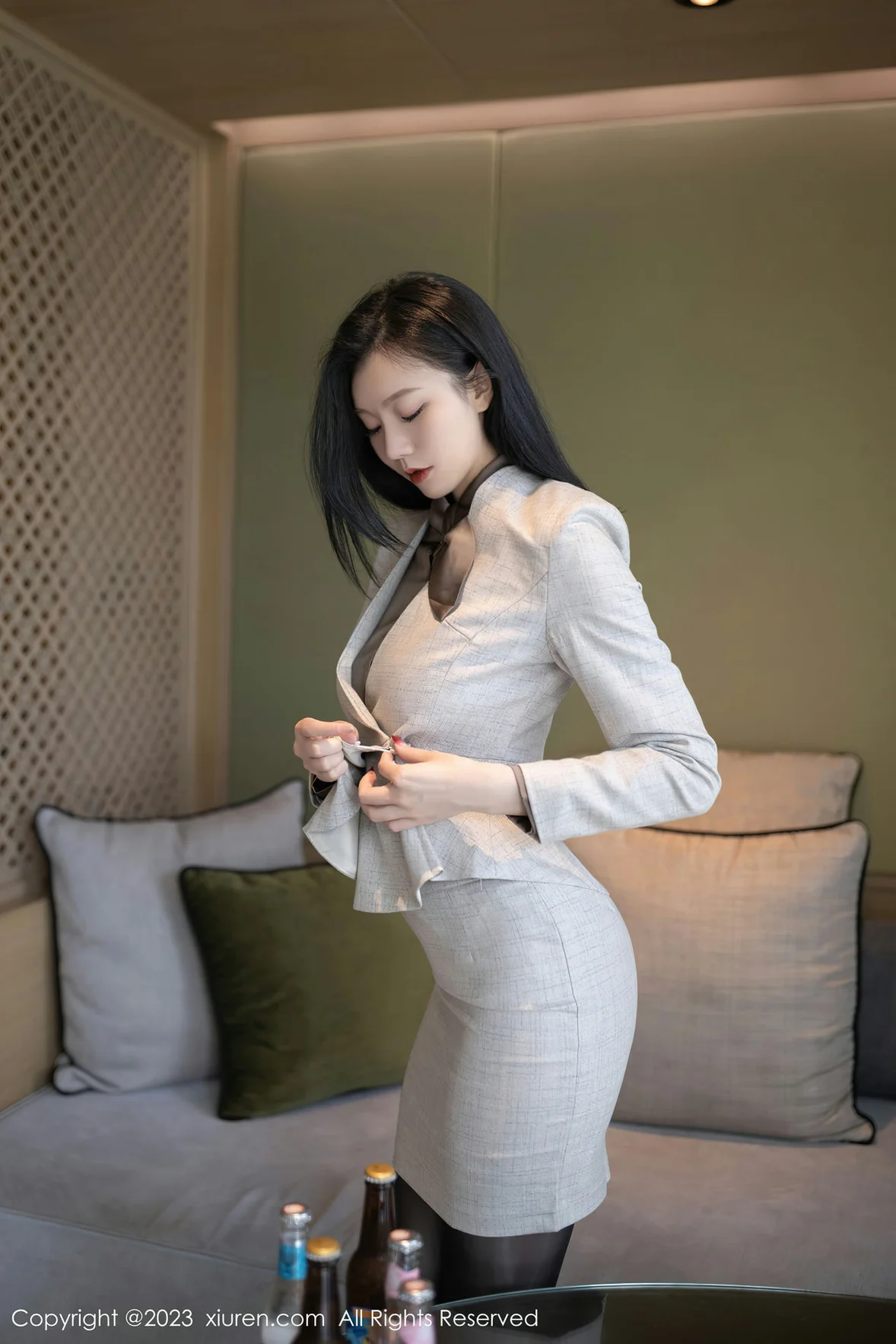 图片[5]-XiuRen 秀人 No.6951 安然anran 灰色职业Ol泰国旅拍 [80P]-COS写真在线网