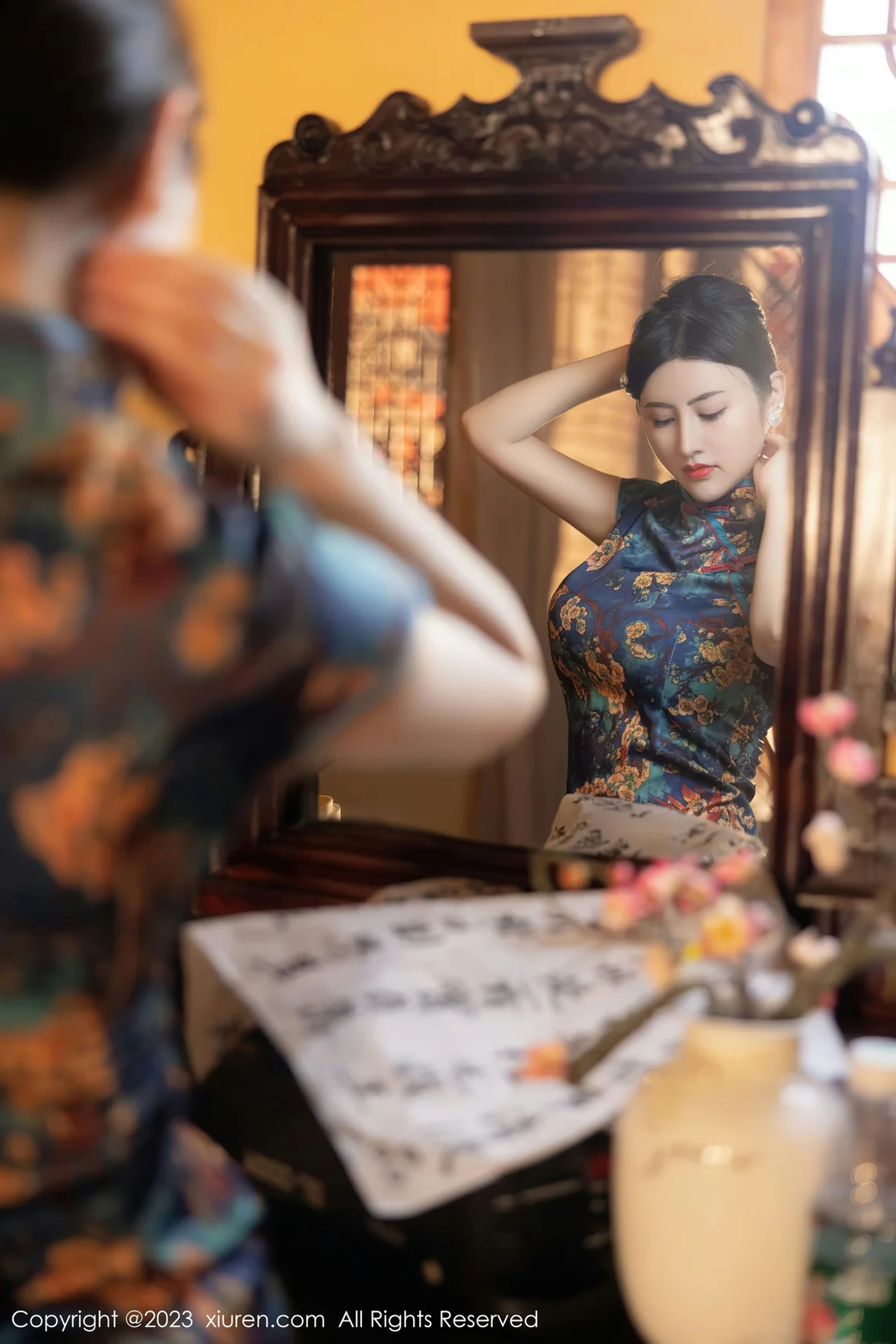 图片[2]-XiuRen 秀人 No.7051 诗诗kiki 蓝色图纹旗袍性感写真 [83P]-COS写真在线网