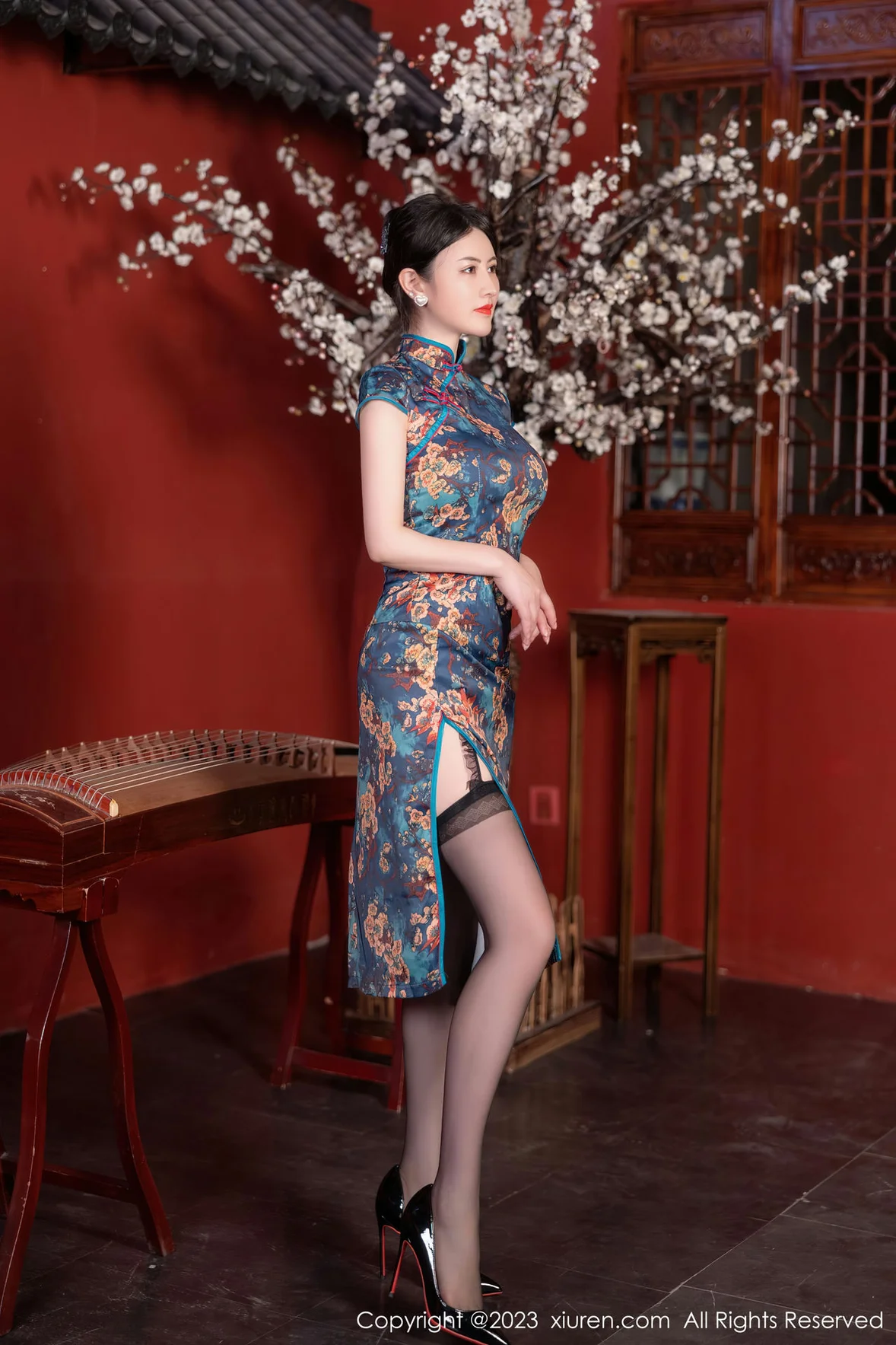 图片[3]-XiuRen 秀人 No.7051 诗诗kiki 蓝色图纹旗袍性感写真 [83P]-COS写真在线网