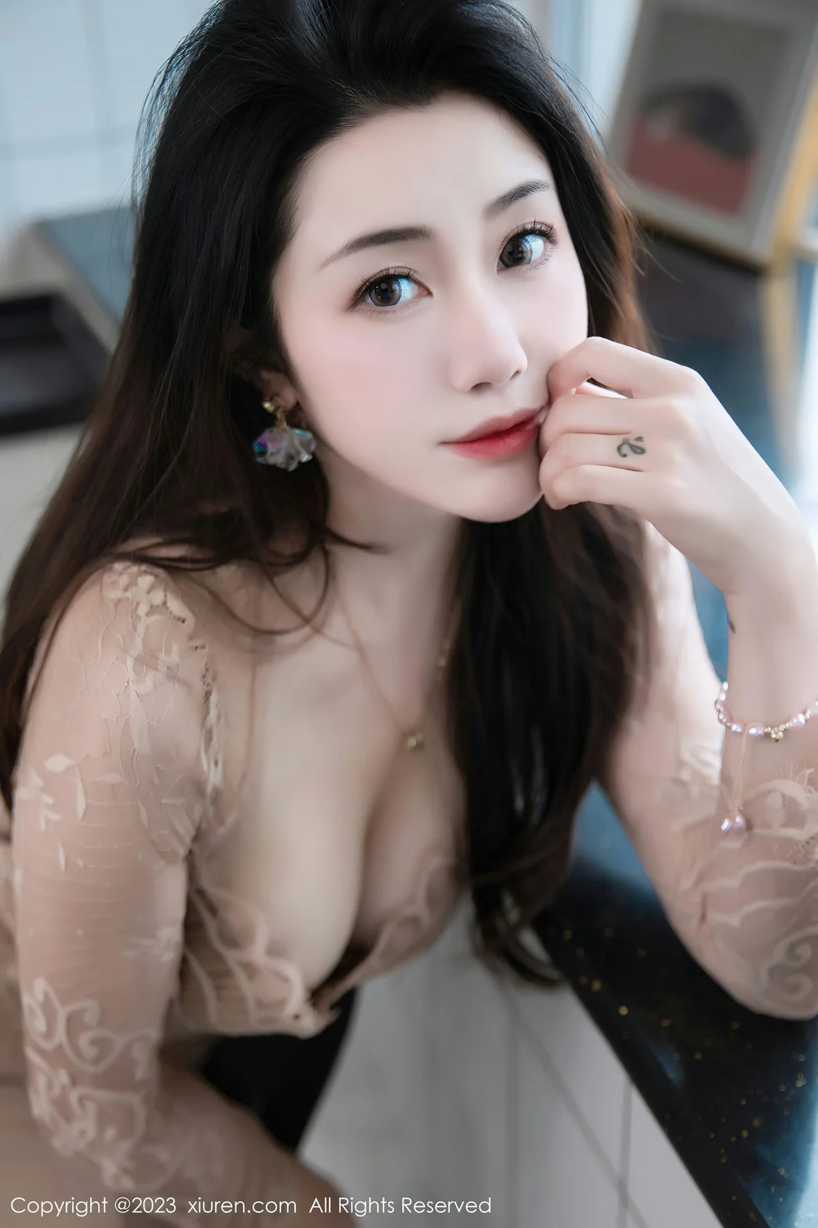 图片[2]-XiuRen 秀人 No.7216 严利娅Yuliya 杏色连衣长裙性感写真 [90P]-COS写真在线网