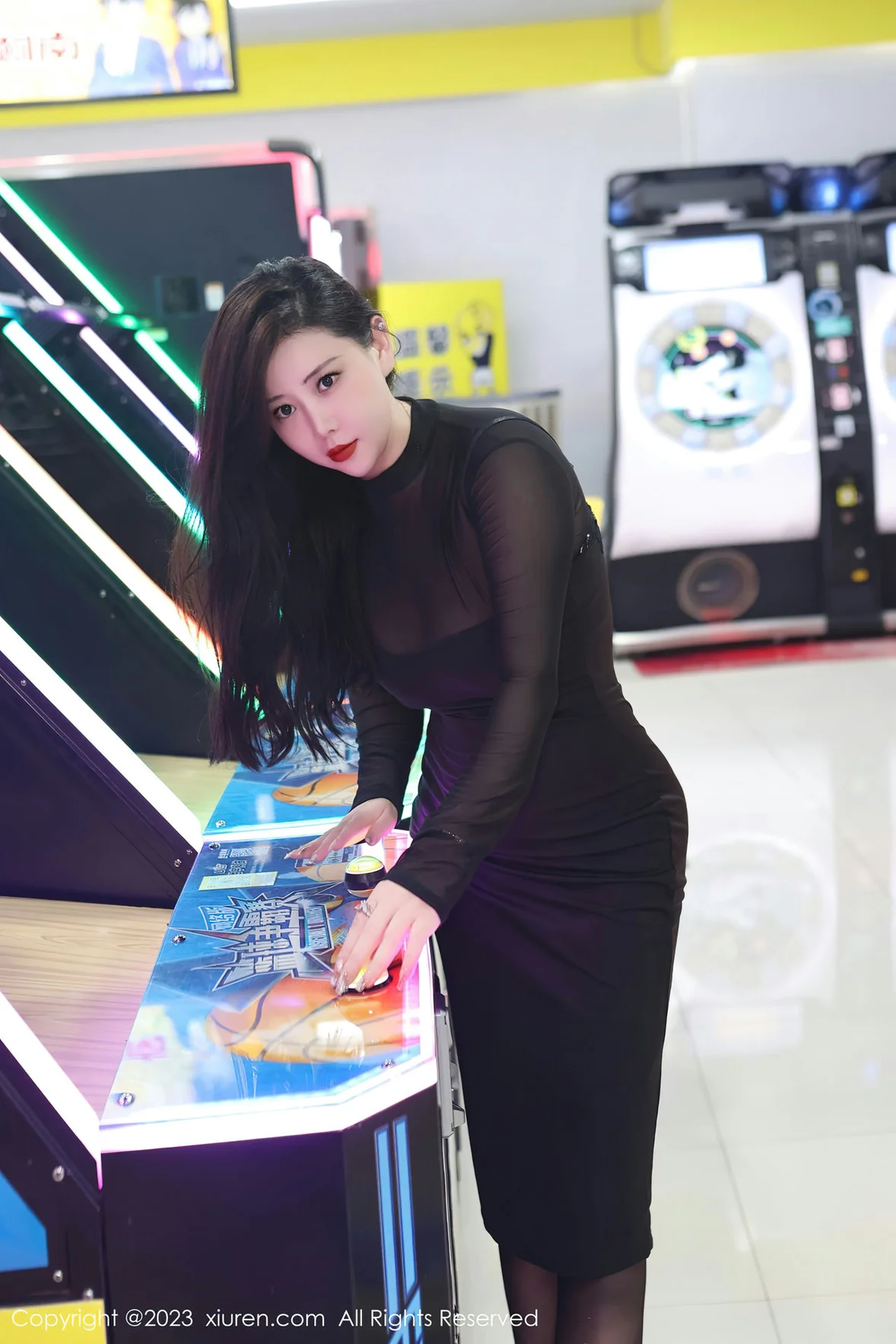 图片[2]-XiuRen 秀人 No.7230 王婉悠Queen 电玩城黑色薄纱性感写真 [72P]-COS写真在线网